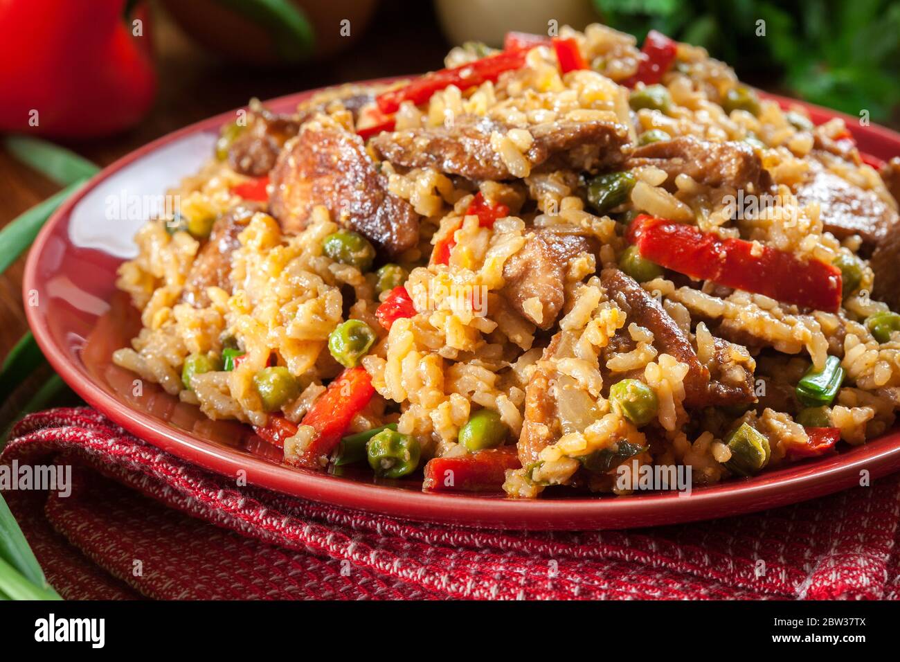 Riz frit avec poulet et légumes servis sur une assiette. Plat chinois populaire Banque D'Images