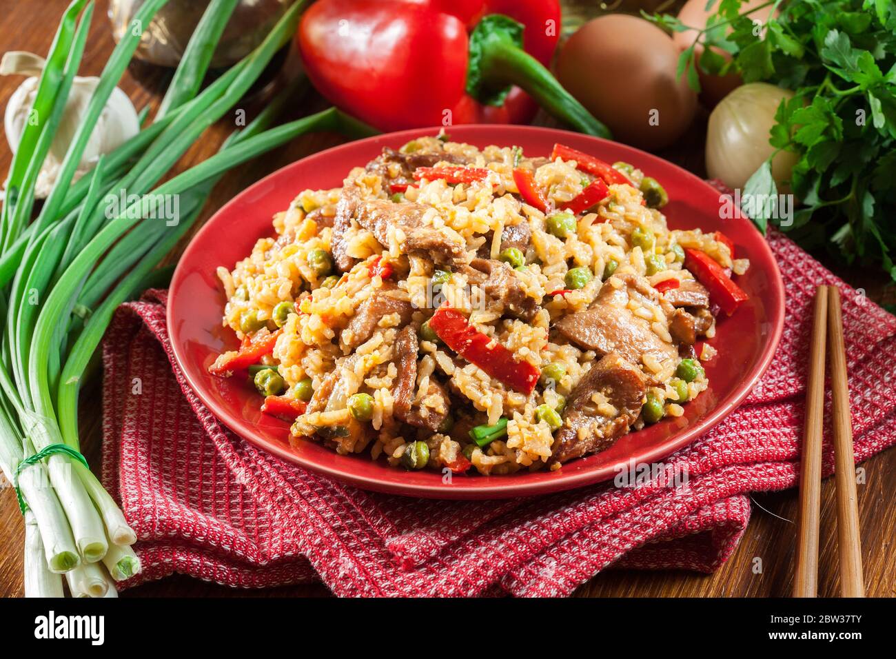 Riz frit avec poulet et légumes servis sur une assiette. Plat chinois populaire Banque D'Images