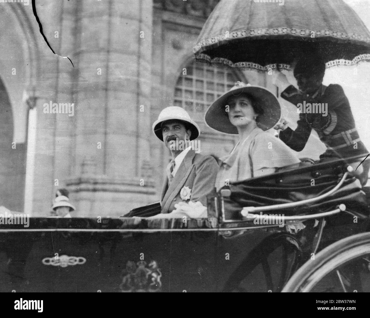 Le nouveau gouverneur arrive à Bombay . Lord Brabourne , le Nouveau Gouverneur de Bombay , est arrivé avec Lady Brabourne , pour prendre rendez-vous . Photos ; Lord et Lady Brabourne en voiture à Bombay à l'arrivée . 19 décembre 1933 Banque D'Images