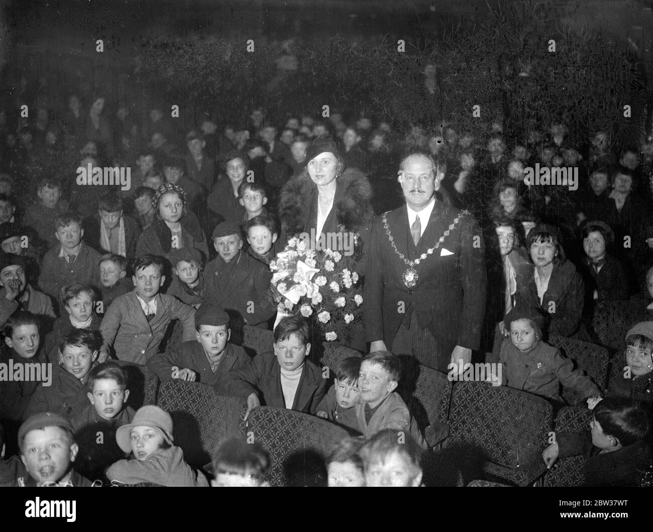 Les enfants de la ville de Westminster au spectacle de Noël . Plusieurs milliers d'enfants de la ville de Westminster ont assisté à un spectacle spécial de Noël au Metropole Cinema , Victoria . Chaque enfant a reçu un colis . Photos ; le Maire de Westminster et la Mayoresse , le Conseiller F Rudler et Mme Rudler , avec les enfants dans le théâtre . 22 décembre 1933 Banque D'Images