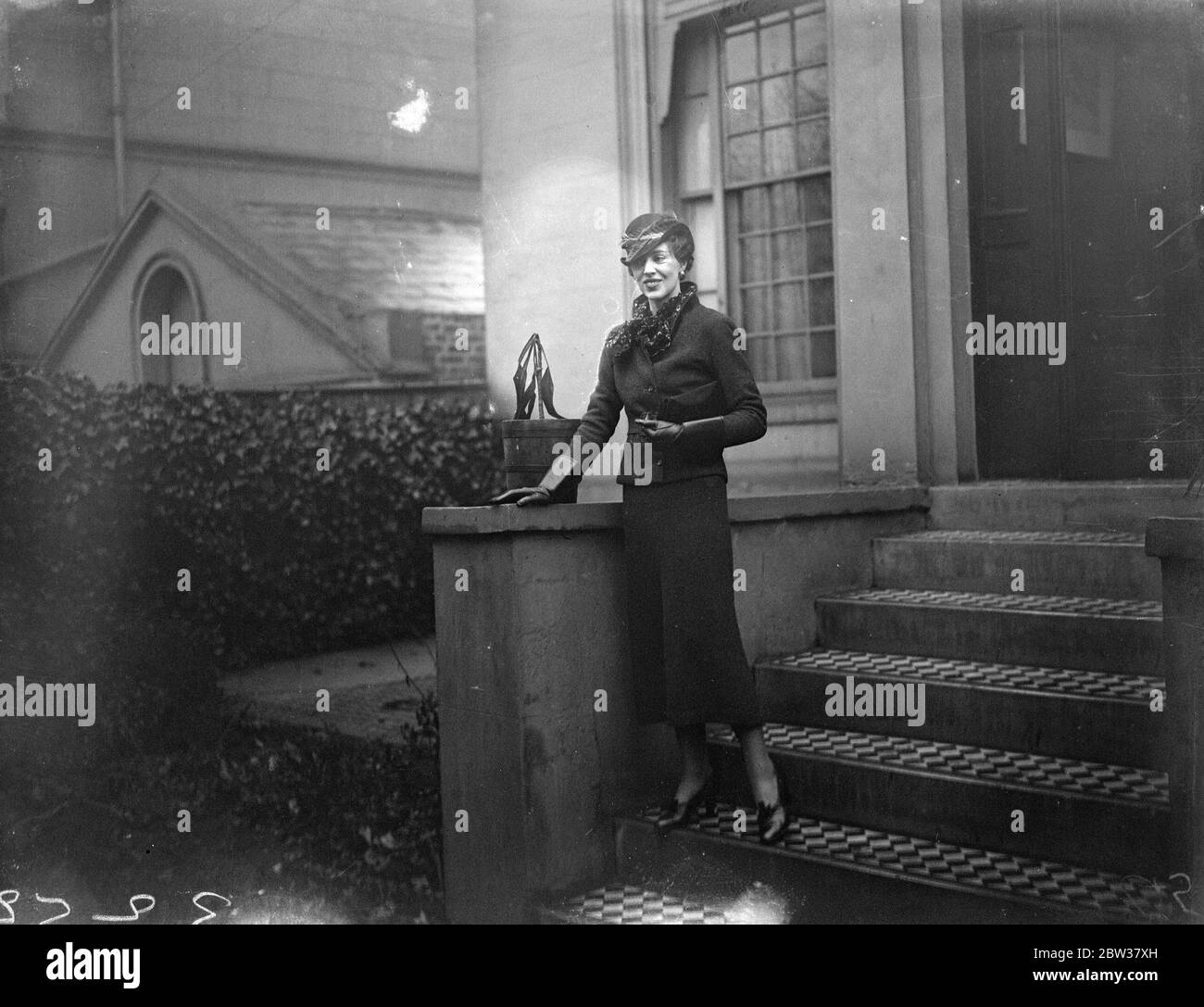 La mariée Rothschild part pour son mariage secret . Mlle Barbara Hutchinson , fille de M. et de Mme St John Hutchinson , a été mariée à Tling Park , maison de Lord Rothschild , à M. Victor Rothschild . La mère de l'époux est l'honorable Charles Rothschild , fille - en droit de Lord Rothschild . Photos ; Mlle Barbara Hutchinson quitte sa maison à Londres pour Tling Park , où la cérémonie a eu lieu avec beaucoup de secret . 28 décembre 1933 Banque D'Images