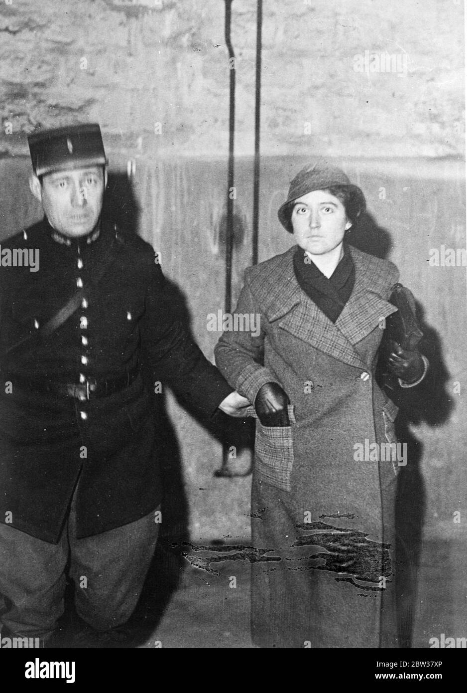 Enseignant d'école dans un grand cas d'espion français . Marie Madeleine Mermet , Qui est enseignant de l'école française à Saint-Ouen et qui est l'une des personnes arrêtées dans le grand cas d'espionnage qui occupe maintenant l'attention des autorités françaises , qui est emmenée en prison après avoir été examinée au Palais de Justice à Paris . Dix autres personnes ont été arrêtées dont deux Américains . 28 décembre 1933 Banque D'Images