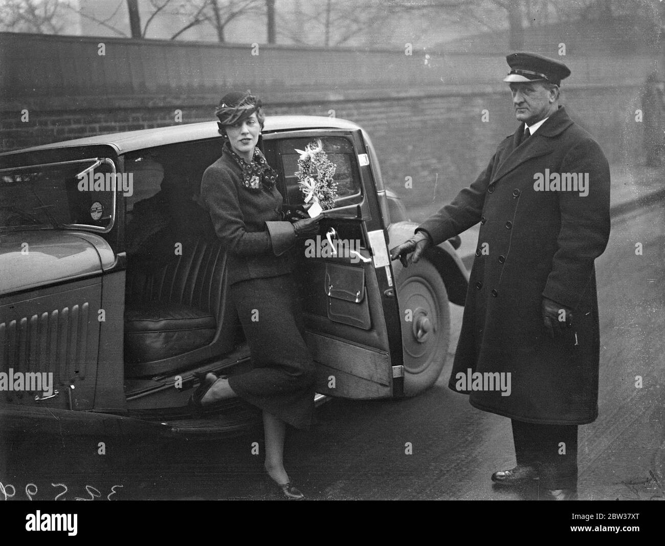 La mariée Rothschild part pour son mariage secret . Mlle Barbara Hutchinson , fille de M. et de Mme St John Hutchinson , a été mariée à Tling Park , maison de Lord Rothschild , à M. Victor Rothschild . La mère de l'époux est l'honorable Charles Rothschild , fille - en droit de Lord Rothschild . Photos ; Mlle Barbara Hutchinson quitte sa maison à Londres pour Tling Park , où la cérémonie a eu lieu avec beaucoup de secret . 28 décembre 1933 Banque D'Images