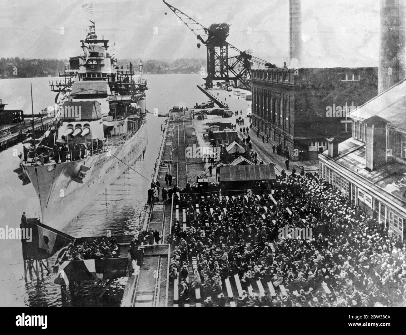 Lancement d'un nouveau croiseur américain de dix mille tonnes . L'USS Astoria , un croiseur de dix mille tonnes , a été lancé à Puget Sound Navy Yard , Bremerton , Washington . Contrairement à la pratique courante d'ériger un navire sur des cales et de le laisser glisser dans l'eau , l'Astoria a été construit dans un quai de bâtiment , qui à l'achèvement du navire a été inondé permettant à l'engin de flotter libre de ses supports de berceau . Le navire porte le nom de la ville d'Astoria , Oregon , en reconnaissance de l'avancement du commerce de Jacob Astor et de l'ouverture de l'extrême-ouest . On s'attend à ce que le crui Banque D'Images