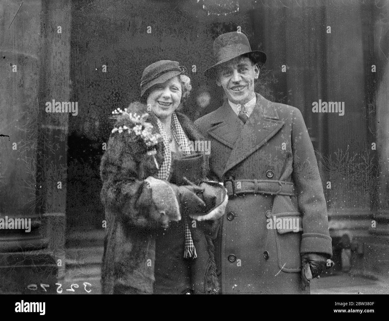 Célèbres comédiens au principal ' s enregistrer bureau mariage au docteur . Eh bien - les comédiens connus ont formé une garde d'honneur quand Mlle Eve Benson , qui est la princesse des coeurs dans ' Reine des coeurs ' , la pantomine de Lyceum , a été mariée au bureau d'enregistrement de Paddington , Londres , au Dr Albert Heming de Birmingham . Le Dr Heming et sa mariée se sont rencontrés il y a deux ans à Dorset , où l'actrice a passé des vacances de caravane . Photos ; la mariée et le marié quittant le bureau de caisse . 30 décembre 1933 Banque D'Images