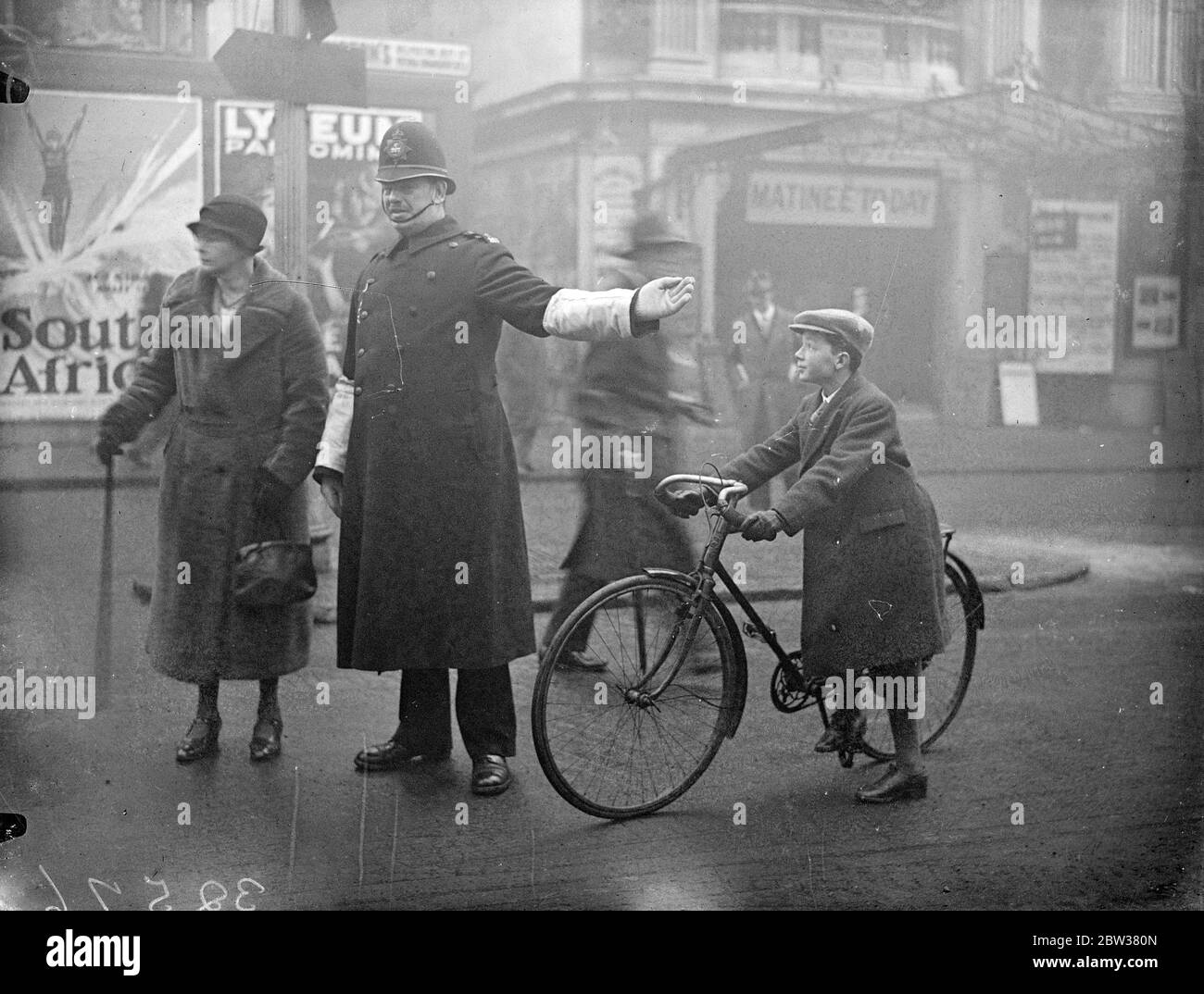 Homme de premier plan de 14 ans qui se dirige vers le théâtre West End . Desmond Tteste , un élève de Kensington , joue le rôle principal dans ' ce qui est arrivé à George ' , la production théâtrale de Wyndham ' à l'âge de 14 ans . Il est également son propre agent et gestionnaire . Il est probaly le seul ' homme dirigeant ' qui fait du vélo vers et depuis le théâtre . 30 décembre 1933 Banque D'Images