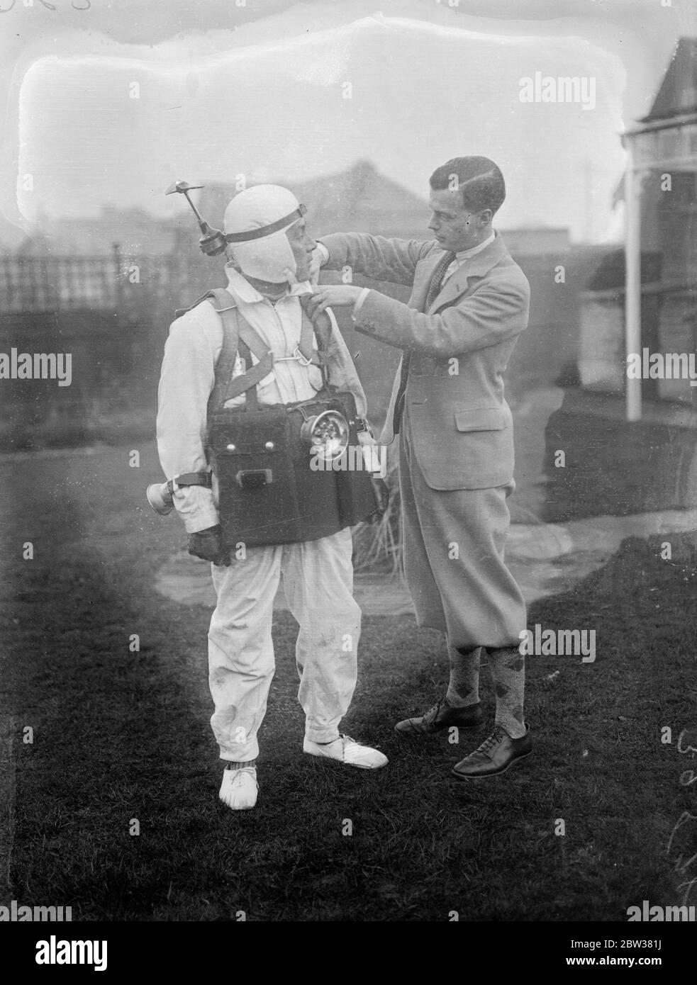 Eddy Swan un jeune parachutiste amateur , avec son matériel électrique de parachute, a l'intention de sauter de l'ancienne année dans la nouvelle année à l'aérodrome de Broxbourne . Ce ne sera que la troisième fois qu'une descente de nuit en parachute a été faite délibérément en Grande-Bretagne . Ce sera également le premier essai d'un nouveau dispositif d'éclairage qui, on l'espère, fera des descentes dans l'obscurité aussi sûr que ceux de la lumière du jour . M. Swan portera un costume volant auquel sont fixés un certain nombre de lampes électriques . Ils sont destinés à guider le parachutiste vers un atterrissage en toute sécurité . Il fera son saut dans l'espace à 11 ans. 58 h et essayez Banque D'Images