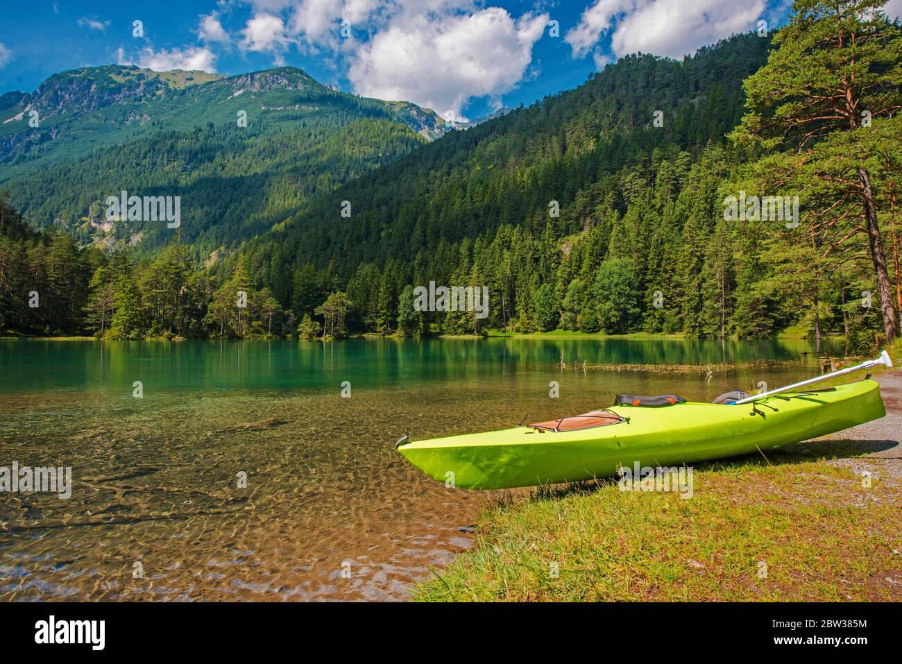 Kayak pittoresque sur le lac bavarois en été. Turquoise Lake et paysage alpin. Banque D'Images