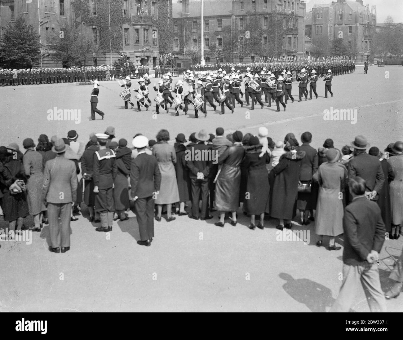 La cérémonie de dessin des couleurs du roi a lieu à Portsmouth . La pittoresque cérémonie de dessin des couleurs du roi , qui sera utilisée au Tournoi Royal , de la caserne de la Marine royale à travers les rues de Portsmouth à l'île de la Baleine . Photos , arrivée des couleurs du Roi sur le terrain de la parade des casernes de la Marine royale , Portsmouth . 10 mai 1934 Banque D'Images