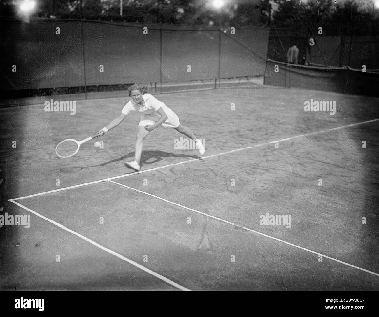 Les jeunes étoiles de tennis se rencontrent à Wimbledon , pour décider du titre national . Il y avait une inscription record pour les championnats nationaux juniors de tennis de pelouse britanniques qui ont ouvert à Wimbledon . La photo montre Miss A Bypass en action dans les tours d'ouverture du tournoi . 10 septembre 1934 Banque D'Images