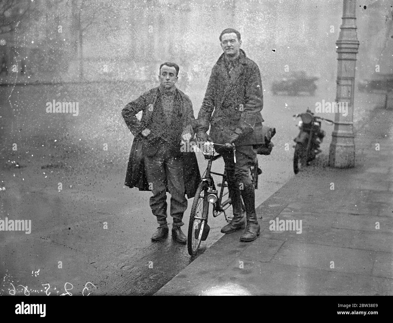 Cinquante - trois mille milles sur un cycle en tandem . Après avoir parcouru 53 , 000 miles sur un tandem vélo , en Angleterre et à l'étranger , L G Murray de Brighton et John Lamb de Liverpool , sont arrivés à Marble Arch , Londres . Photos ; L G Murray ( plus grand ) et John Lamb , à leur arrivée à Marble Arch . 31 décembre 1933 Banque D'Images