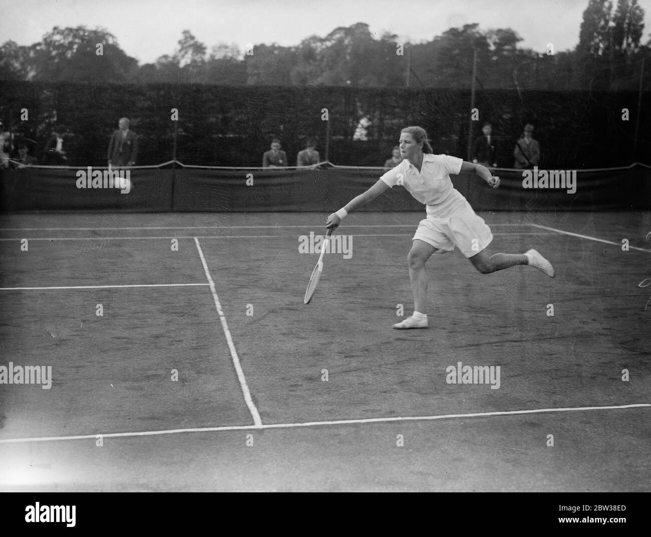 Les jeunes étoiles de tennis se rencontrent à Wimbledon , pour décider du titre national . Il y avait une inscription record pour les championnats nationaux juniors de tennis de pelouse britanniques qui ont ouvert à Wimbledon . La photo montre Miss A Bypass en action dans les tours d'ouverture du tournoi . 10 septembre 1934 Banque D'Images