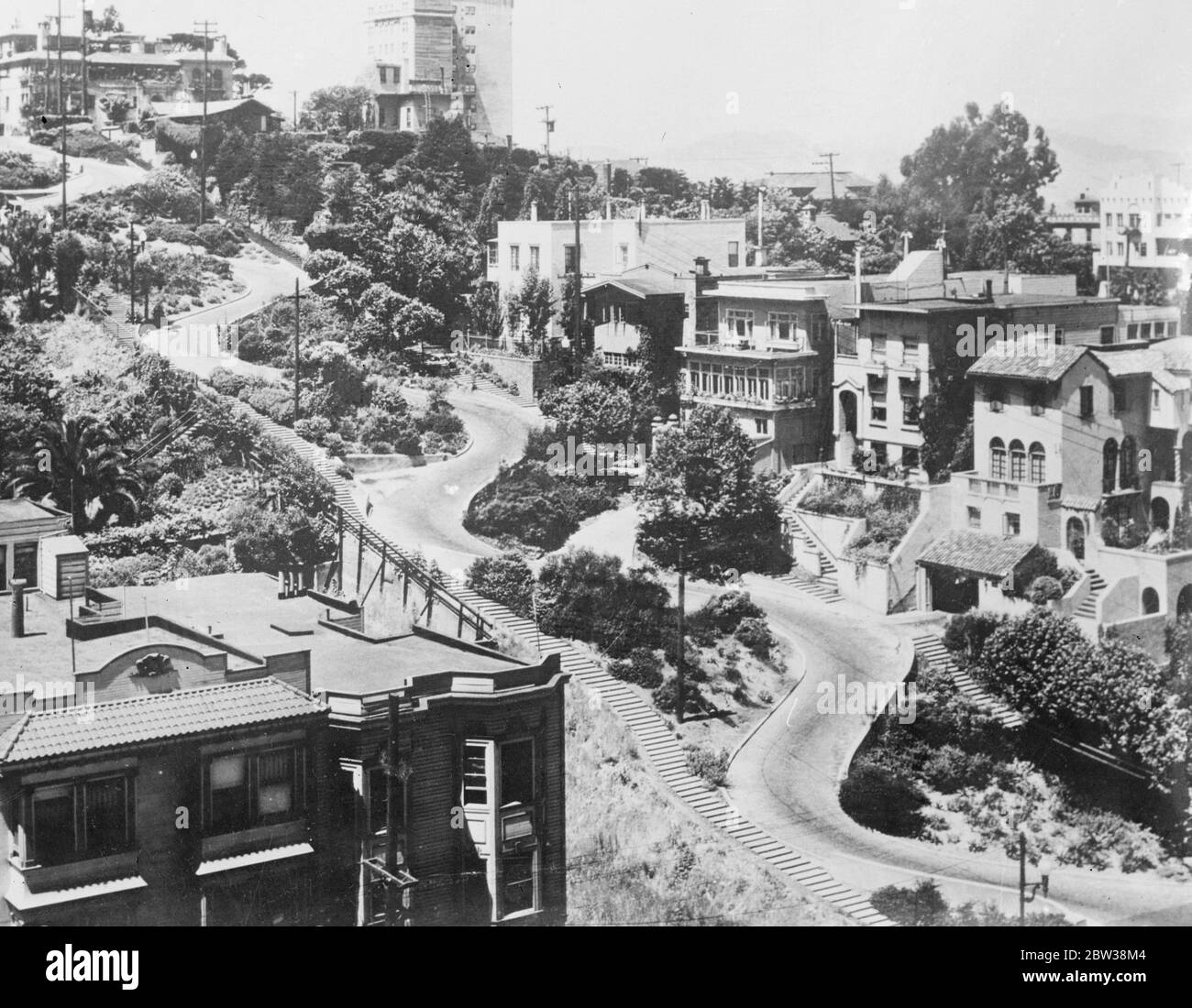 La rue la plus tortueuse du monde. Lombard Street , entre Deavenworth et Hyde , est revendiquée par les citoyens de San Francisco , Californie , comme la rue la plus tortueuse du monde . Il mène à la célèbre colonie d'art de la colline russe , et l'automobiliste , en conduisant la colline poursuit un parcours de tire-bouchon . Photos ; Lombard Street , revendiquée comme la plus maltée du monde . 1er janvier 1934 Banque D'Images