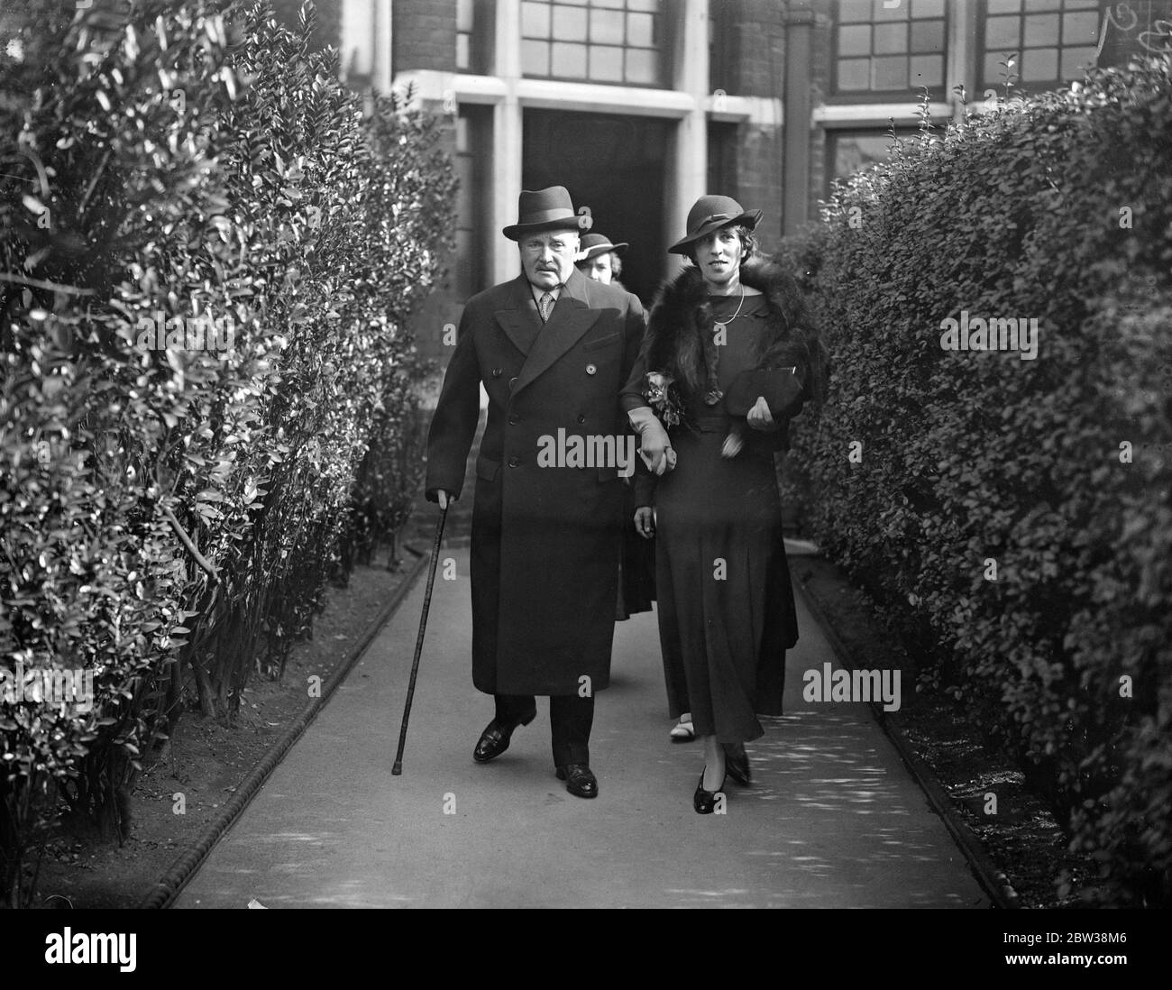 Knight s'est marié pour la troisième fois au bureau de Londres . Sir Frederick Gisborne Holt , marié au bureau d'enregistrement de Kensington à Miss Gwenyth Keppel Jones . La photo montre la mariée et le marié de départ . 27 septembre 1934 Banque D'Images