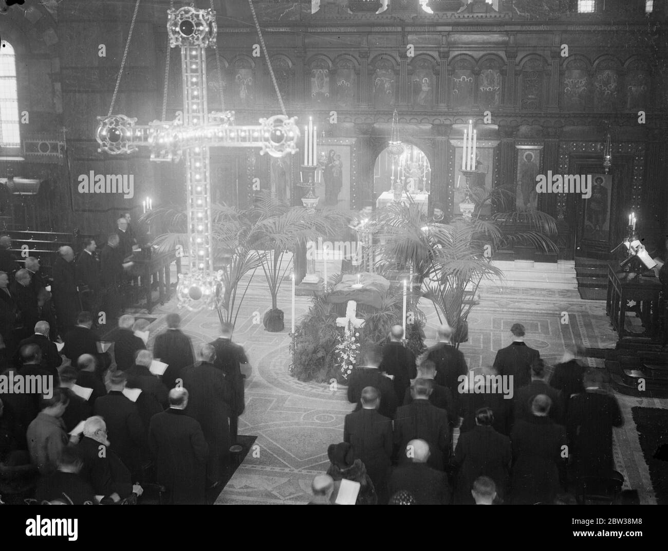 Service commémoratif pour le premier plan roumain tourné à la cathédrale grecque de Londres . Un service commémoratif pour feu Ion Duca , le Premier ministre roumain , assassiné à une gare après avoir rendu visite au roi Carol par un membre de la Garde de fer , a eu lieu à la Cathédrale grecque , sur la route de Moscou , Londres . Expositions de photos ; le service commémoratif en cours à la Cathédrale . 2 janvier 1934 Banque D'Images