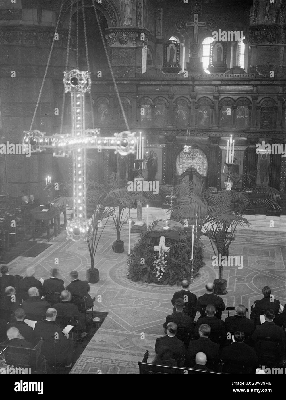 Service commémoratif pour le premier plan roumain tourné à la cathédrale grecque de Londres . Un service commémoratif pour feu Ion Duca , le Premier ministre roumain , assassiné à une gare après avoir rendu visite au roi Carol par un membre de la Garde de fer , a eu lieu à la Cathédrale grecque , sur la route de Moscou , Londres . Expositions de photos ; le service commémoratif en cours à la Cathédrale . 2 janvier 1934 Banque D'Images