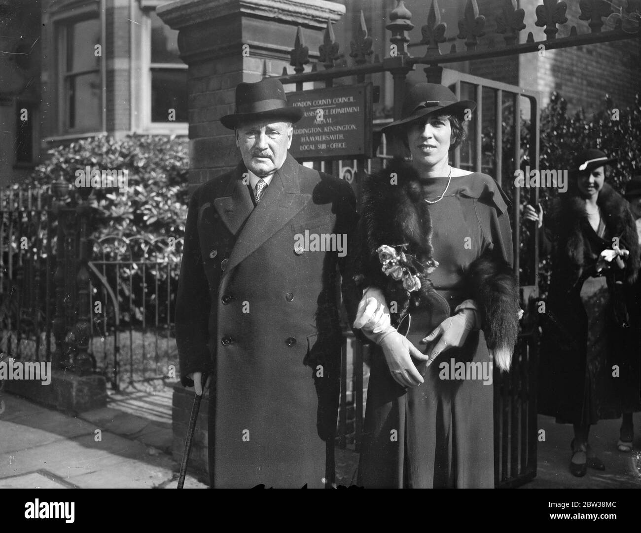 Knight s'est marié pour la troisième fois au bureau de Londres . Sir Frederick Gisborne Holt , marié au bureau d'enregistrement de Kensington à Miss Gwenyth Keppel Jones . La photo montre la mariée et le marié de départ . 27 septembre 1934 Banque D'Images