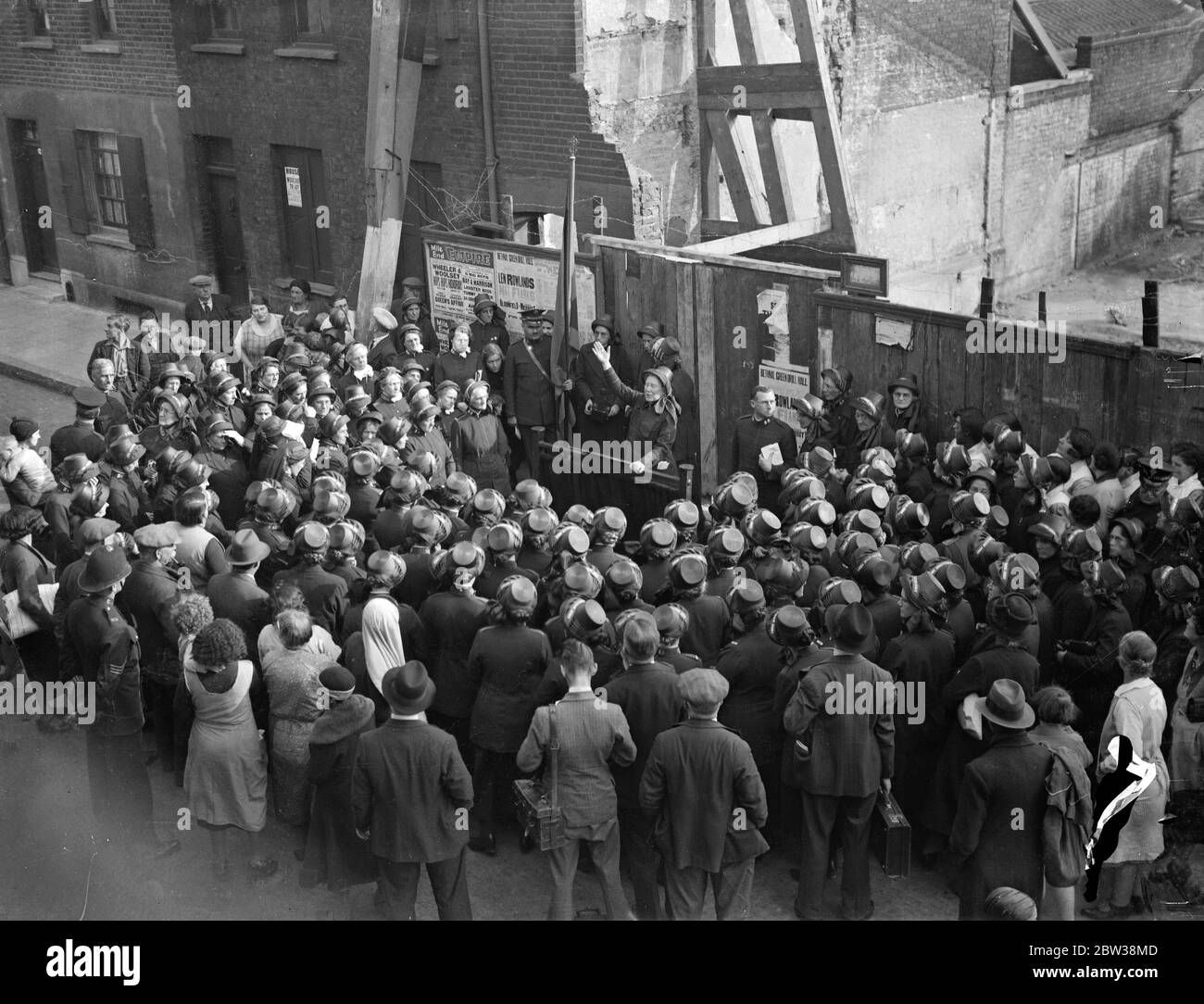 Mme Booth visite le site des visistes du premier refuge de l'armée pour célébrer le jubilé . Photos , vue générale de la réunion . 27 septembre 1934 Banque D'Images
