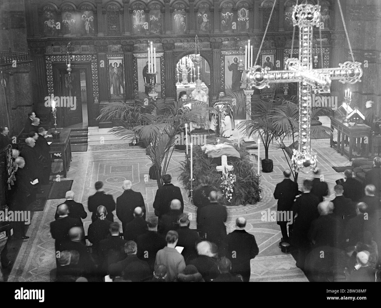 Service commémoratif pour le premier plan roumain tourné à la cathédrale grecque de Londres . Un service commémoratif pour feu Ion Duca , le Premier ministre roumain assassiné à une gare après avoir visité le Roi Carol , par un membre de la Garde de fer , a eu lieu à la Cathédrale grecque , chemin de Moscou , Londres . Expositions de photos ; le service commémoratif en cours à la Cathédrale . 2 janvier 1934 Banque D'Images