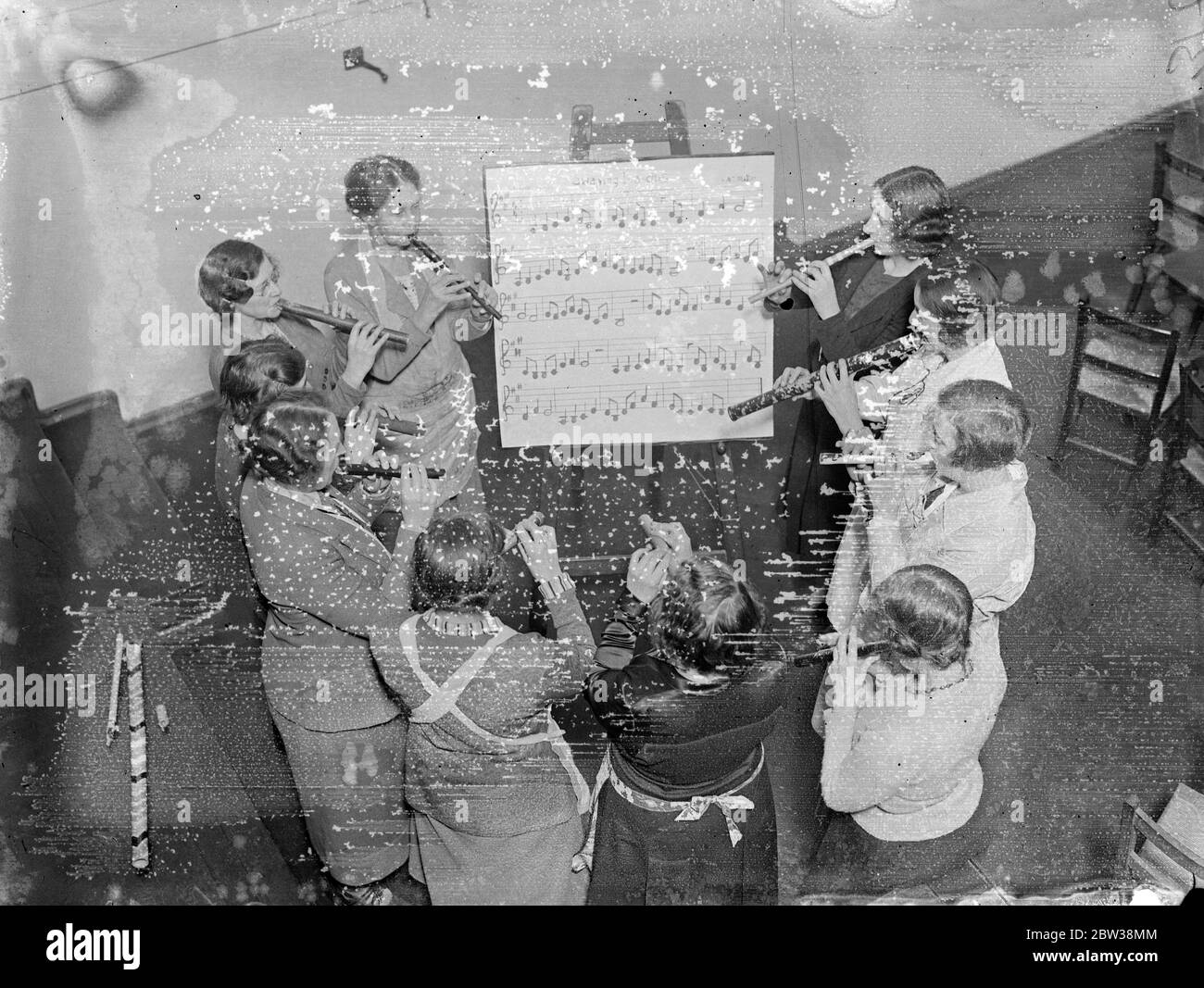 Les adeptes des tuyaux de PAN comme étudiants à l'école de vacances de Londres . Une des plus étranges écoles de vacances jamais tenues est en cours à Bedford College , dont il y a plus d'une centaine , sont dévotés des tuyaux de PAN , et le cours auquel ils sont présents a été organisé par les cornemuses ' guild ' . La guilde a été formée il y a un peu plus d'un an ' pour faire plus loin l'artisanat triple , de faire , décorer , jouer , chaque homme a ses propres instruments ' avant que quiconque puisse être membre , Il ou elle doit signer un formulaire indiquant ' J'ai fait et joué mon propre pipe . ' . Photos ; fabrication de tuyaux et dru Banque D'Images