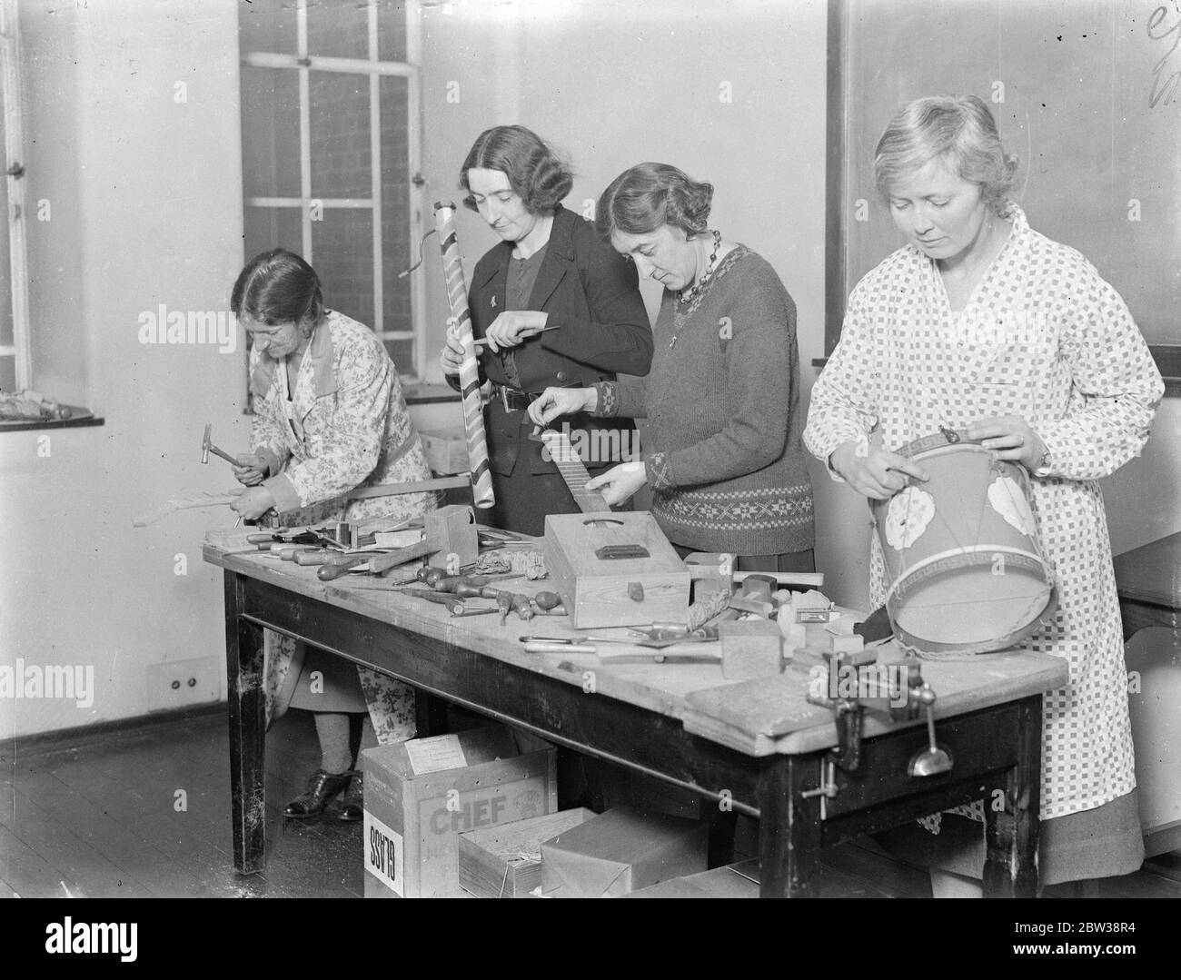 Les adeptes des tuyaux de PAN comme étudiants à l'école de vacances de Londres . Une des plus étranges écoles de vacances jamais tenues est en cours à Bedford College , dont il y a plus d'une centaine , sont dévotés des tuyaux de PAN , et le cours auquel ils sont présents a été organisé par les cornemuses ' guild ' . La guilde a été formée il y a un peu plus d'un an ' pour faire plus loin l'artisanat triple , de faire , décorer , jouer , chaque homme a ses propres instruments ' avant que quiconque puisse être membre , Il ou elle doit signer un formulaire indiquant ' J'ai fait et joué mon propre pipe . ' . Photos ; fabrication de tuyaux et dru Banque D'Images