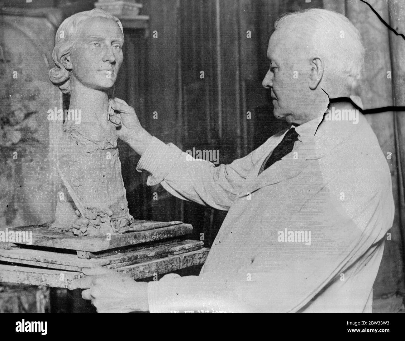Sculpteur de Londres au travail sur le buste de la fille de chasse . M. W B Fagan , le sculpteur londonien , travaille sur un buste de Mlle Pauline Ainsworth de Cullompton , près d'Exeter . Mlle Ainsworth est une figure bien connue dans les champs de chasse du Devon . Photos ; M. W B Fagan au travail sur le buste dans son studio de Londres . 10 janvier 1934 30, 30, 30, 30, 30, 30, 30, 30, 30, 30 Banque D'Images