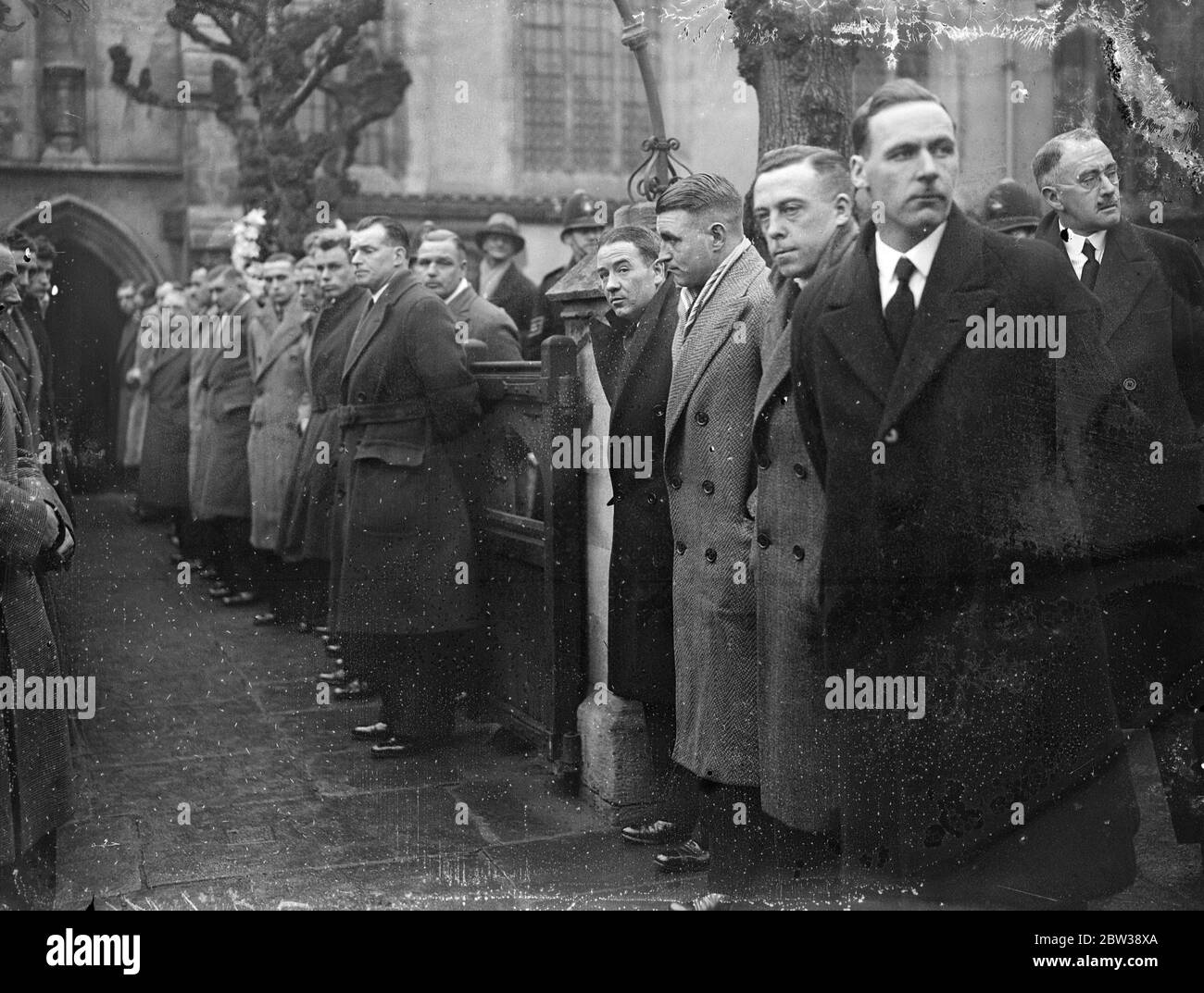 Les funérailles de M. Herbert Chapman , le célèbre secrétaire - directeur du club de football d'Arsenal, ont eu lieu de son domicile à Hazelemere Avenue , Londres . Un service a eu lieu à l'église St Mary , Londres . Les directeurs et l'équipe de l'Arsenal F C , Sir Frederick Mall , Secrétaire de l'Association de football et représentants des clubs de football de tout le pays ont participé à la réunion. Photos ; joueurs d'Arsenal à l'église pour le service funéraire , de la caméra , George Male , Eddie Hapgood , James Marshall . 10 janvier 1934 30, 30, 30, 30, 30, 30, 30, 30, 30, 30 Banque D'Images Les funérailles de M. Herbert Chapman , le célèbre secrétaire - directeur du club de football d'Arsenal, ont eu lieu de son domicile à Hazelemere Avenue , Londres . Un service a eu lieu à l'église St Mary , Londres . Les directeurs et l'équipe de l'Arsenal F C , Sir Frederick Mall , Secrétaire de l'Association de football et représentants des clubs de football de tout le pays ont participé à la réunion. Photos ; joueurs d'Arsenal à l'église pour le service funéraire , de la caméra , George Male , Eddie Hapgood , James Marshall . 10 janvier 1934 30, 30, 30, 30, 30, 30, 30, 30, 30, 30 Banque D'Images