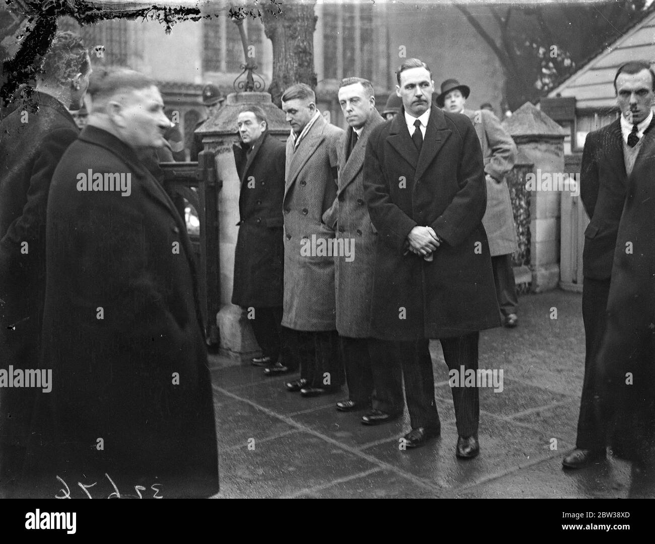 Les funérailles de M. Herbert Chapman , le célèbre secrétaire - directeur du club de football d'Arsenal, ont eu lieu de son domicile à Hazelemere Avenue , Londres . Un service a eu lieu à l'église St Mary , Londres . Les directeurs et l'équipe de l'Arsenal F C , Sir Frederick Mall , Secrétaire de l'Association de football et représentants des clubs de football de tout le pays ont participé à la réunion. Photos ; joueurs d'Arsenal à l'église pour le service funéraire , de la caméra , George Male , Eddie Hapgood , James Marshall . 10 janvier 1934 30, 30, 30, 30, 30, 30, 30, 30, 30, 30 Banque D'Images