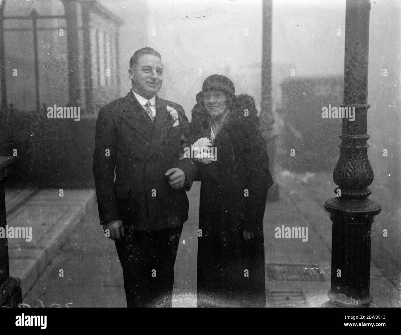 Nouvelle année ' s jour mariée . Une des premières épouses du nouvel an fut Mlle Mabel Butler de Marble Arch , mariée à M. William McRobie , un marié de Ayers End Lane , St Albans , au bureau d'enregistrement de Caxton Hall , Westminster . Spectacles de photos , la mariée et le marié . 1er janvier 1934 30, 30, 30, 30, 30, 30, 30, 30, 30, 30 Banque D'Images