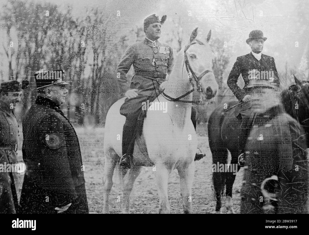 Le Major Fey a lancé une fusillade pour tuer l'ordre contre les nazis - des fusils et des baïonnettes délivrés à Austrian Heimwehr . Le Major Emil Fey , Vice-chancelier autrichien , qui vient de reprendre le portefeuille de la sécurité publique . a décidé par les mesures les plus strictes de supprimer la violence nazie . Il vient de lancer une fusillade remarquable pour tuer des patrouilles du corps de Schutzbt ( force de défense des gendarmes spéciaux ) , et le Heimwehr ont reçu des instructions similaires . Le texte complet de la commande est tué par une fusillade toute personne attrapée de rouge dans la mise des explosifs et aussi toute personne près de la scène d'une explosion W Banque D'Images