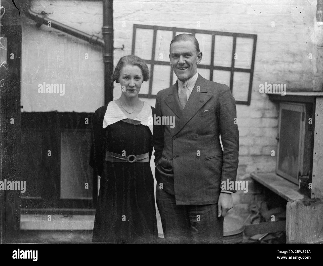 Madame Elisabeth Hall , l' actrice , pour épouser le neveu de l'acteur de Sir Percival Clarke . Mlle Elisabeth Hall , la sous-étude de Mlle Eileen Peel dans Fresh Fields au Criterion Theatre , s'est engagée auprès de M. Edward Clarke , petit-fils de feu Sir Edward Clarke et neveu de Sir Percival Clarke , président des sessions du comté de Londres . M. Clarke est également un acteur et joue maintenant au Sheffield Repertory Theatre . Il lit pour le Bar . Photos ; Mlle Elisabeth Hall et M. Edward Clarke photographiés à Londres après l'annonce de leur engagement . 14 janvier 1934 30 s, Banque D'Images