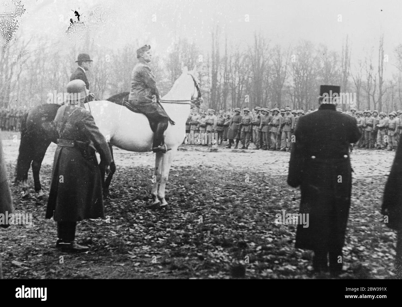 Le Major Fey a lancé une fusillade pour tuer l'ordre contre les nazis - des fusils et des baïonnettes délivrés à Austrian Heimwehr . Le Major Emil Fey , Vice-chancelier autrichien , qui vient de reprendre le portefeuille de la sécurité publique . a décidé par les mesures les plus strictes de supprimer la violence nazie . Il vient de lancer une fusillade remarquable pour tuer des patrouilles du corps de Schutzbt ( force de défense des gendarmes spéciaux ) , et le Heimwehr ont reçu des instructions similaires . Le texte complet de la commande est tué par une fusillade toute personne attrapée de rouge dans la mise des explosifs et aussi toute personne près de la scène d'une explosion W Banque D'Images