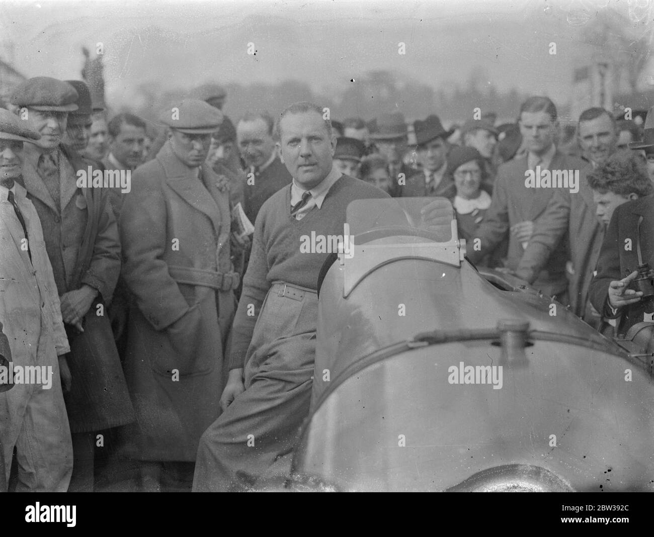 John Cobb brise le record du tour Brooklands . M. John Cobb , à la conduite de la voiture Napier Railton de 400 ch , a battu le record du tour Brooklands . Depuis le feu Sir Henry Birkin a mis le chiffre à 137 . 96 mph avec son Bentley il y a deux ans , ce record le plus convoité de Brooklands a échappé à d'autres conducteurs . Photos , M. John Cobb étant acclamé après avoir battu le record . 2 avril 1934 30, 30, 30, 30, 30, 30, 30, 30, 30, 30 Banque D'Images