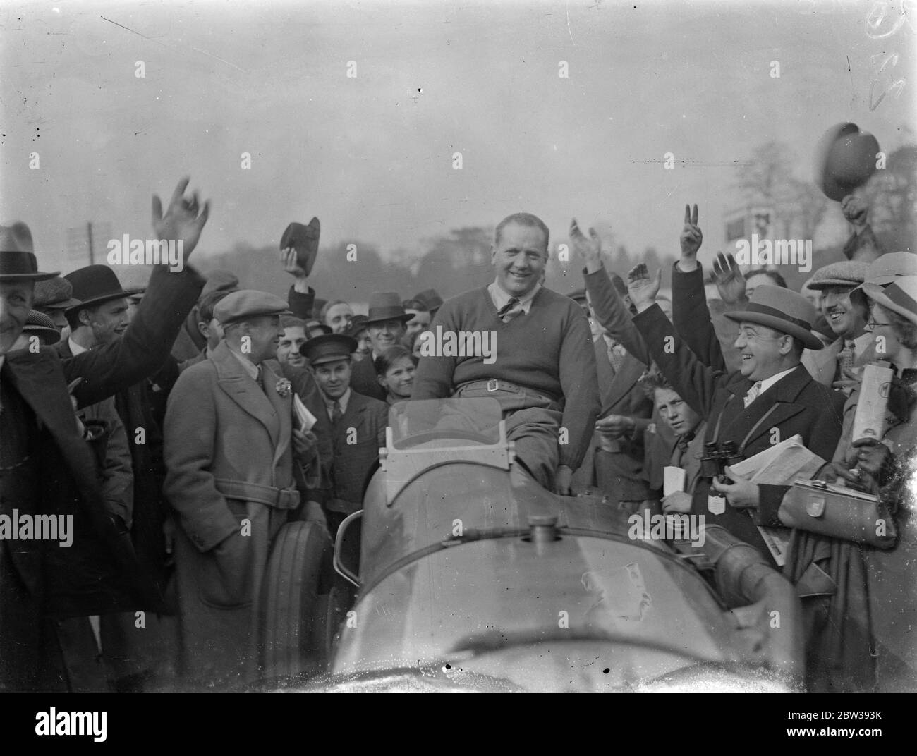 John Cobb brise le record du tour Brooklands . M. John Cobb , à la conduite de la voiture Napier Railton de 400 ch , a battu le record du tour Brooklands . Depuis le feu Sir Henry Birkin a mis le chiffre à 137 . 96 mph avec son Bentley il y a deux ans , ce record le plus convoité de Brooklands a échappé à d'autres conducteurs . Photos , M. John Cobb étant acclamé après avoir battu le record . 2 avril 1934 30, 30, 30, 30, 30, 30, 30, 30, 30, 30 Banque D'Images