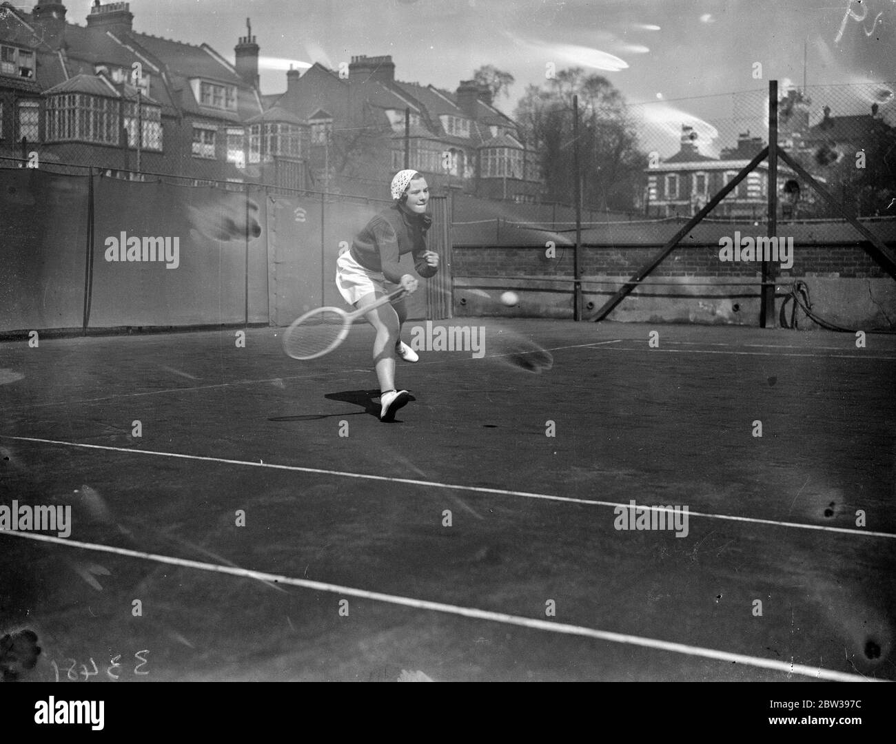 Joueur de tennis britannique , Betty Batt sur le court . Janvier 1933 . 30s, 30s, 1930, 1930, 1930, trente, dix-neuf trente Banque D'Images