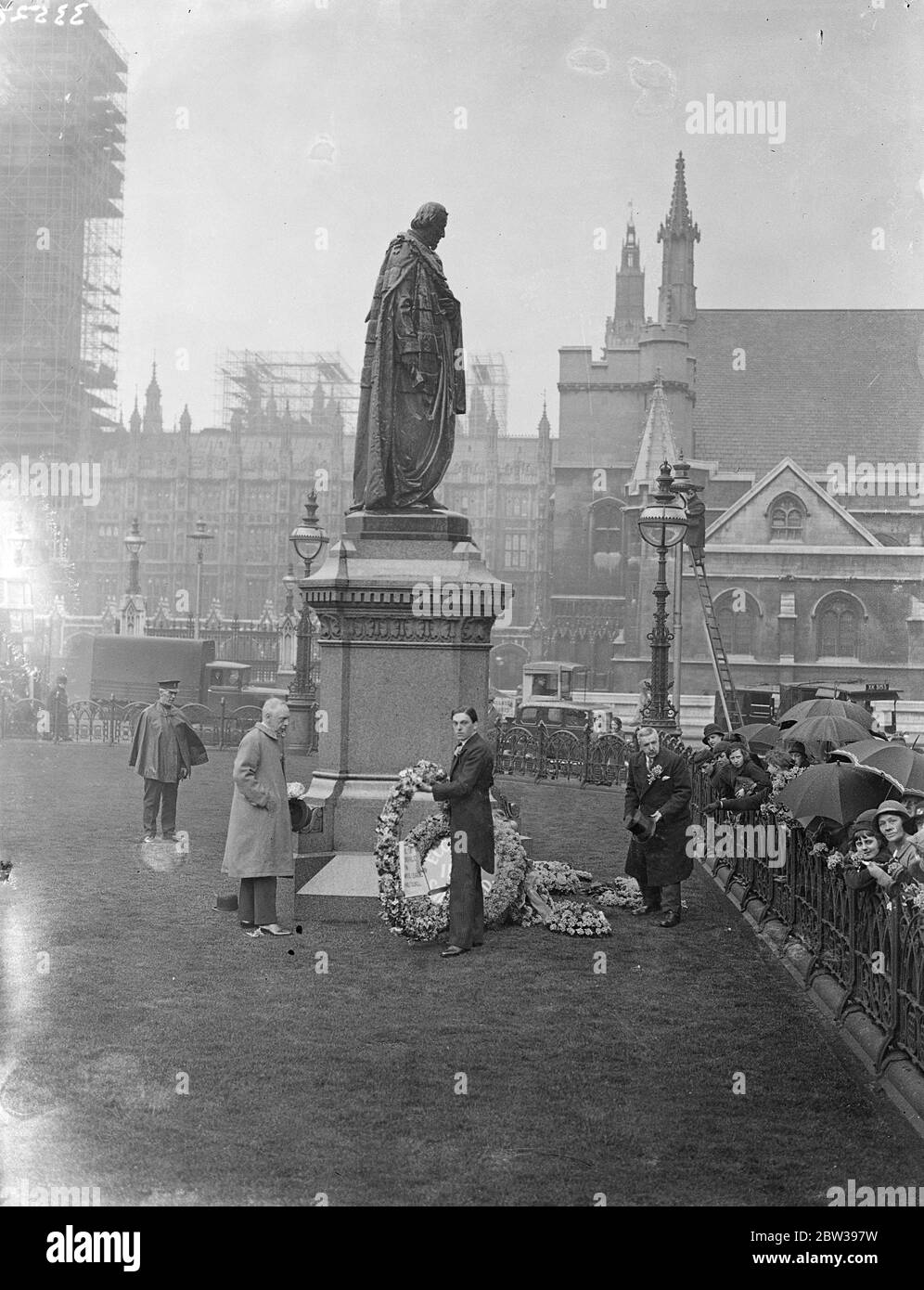 Le marquis de Dufferin et Ava pose une couronne sur la statue de Lord Beaconsfield . Le marquis de Dufferin et Ava a placé une couronne sur la statue de Lord Beaconsfield sur la place du Parlement , à Londres, en relation avec la célébration de la Journée de la Primrose . Expositions de photos , Lord Dufferin pose la couronne sur la statue . 19 avril 1934 . 30s, 30s, 1930, 1930, 1930, trente, dix-neuf trente Banque D'Images