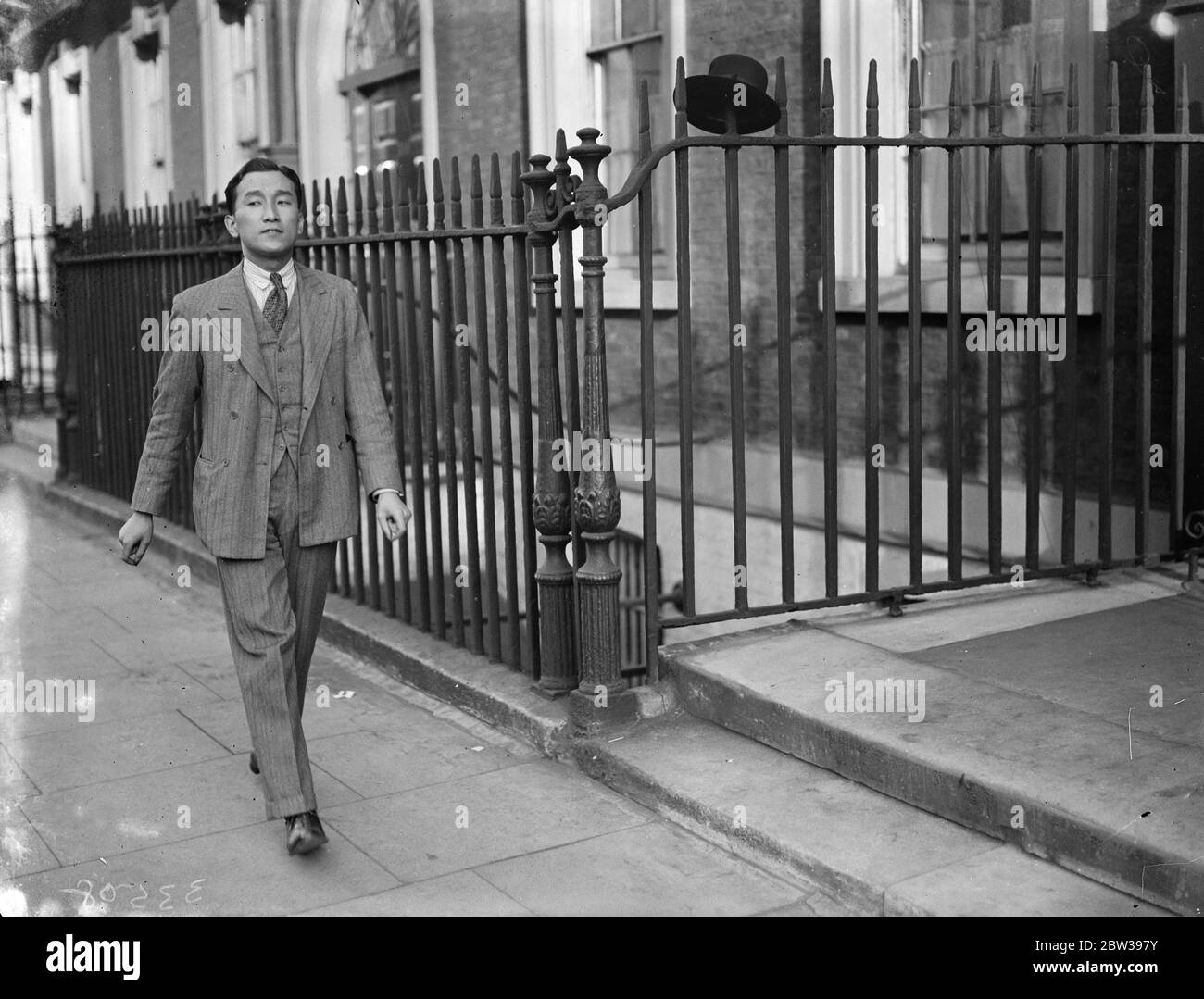 Fille anglaise pour épouser attaché à l'ambassade japonaise à Londres . Mlle Lillias Green , une fille anglaise vivant à Londres , doit épouser M. Toshe Katsube , attaché à l'ambassade du Japon à Londres . Photos ; M. T Katsube après l'annonce de leur engagement . 17 avril 1934 . 30s, 30s, 1930, 1930, 1930, trente, dix-neuf trente Banque D'Images
