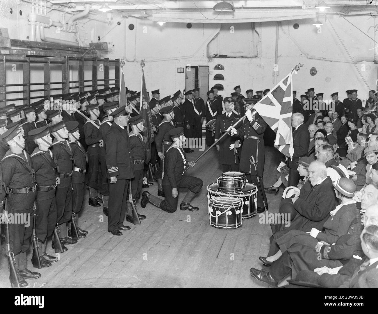 Le Vice-amiral R M Colvin présente de nouvelles couleurs pour former le navire HMS Warmalgré à Grays . Le Vice-amiral R M Colvin , a présenté de nouvelles couleurs données par un donneur anonyme , au navire d'entraînement HMS Warmalgré , à Grays , Essex . Photos , Vice-amiral R M Colvin donnant les nouvelles couleurs sur le TS Warmalgré à Grays . 18 avril 1934 . 30s, 30s, 1930, 1930, 1930, trente, dix-neuf trente Banque D'Images