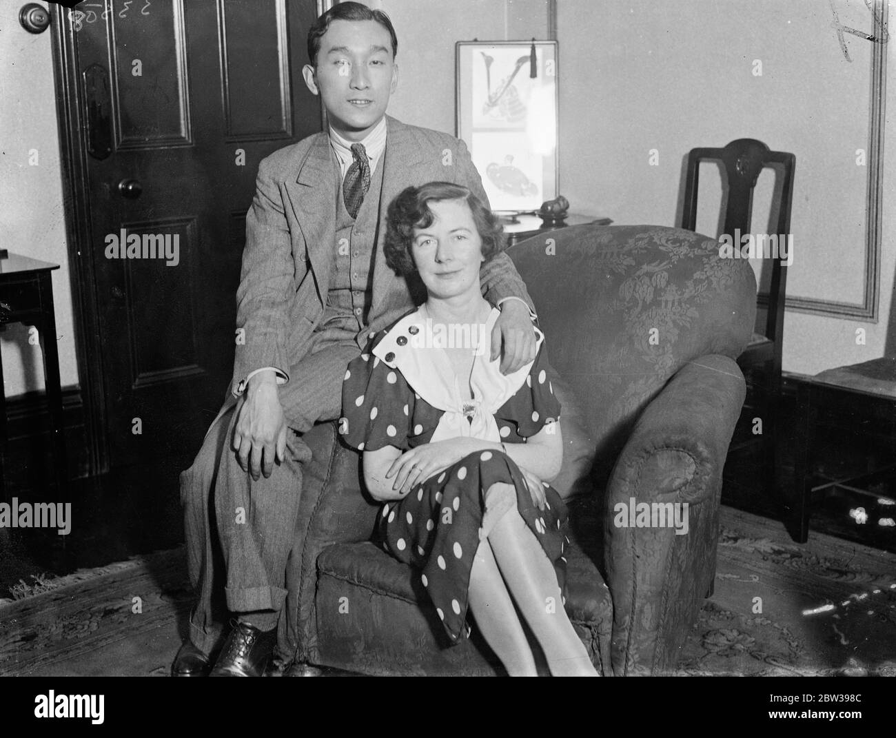 Fille anglaise pour épouser attaché à l'ambassade japonaise à Londres . Mlle Lillias Green , une fille anglaise vivant à Londres , doit épouser M. Toshe Katsube , attaché à l'ambassade du Japon à Londres . Photos ; M. T Katsube et Mlle Green après l'annonce de leur engagement . 17 avril 1934 . 30s, 30s, 1930, 1930, 1930, trente, dix-neuf trente Banque D'Images