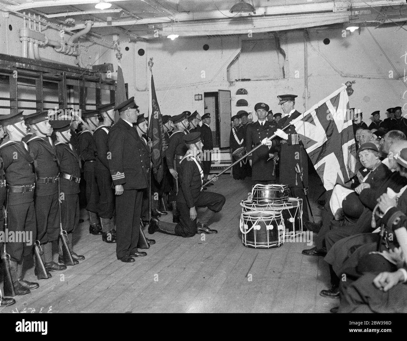 Le Vice-amiral R M Colvin présente de nouvelles couleurs pour former le navire HMS Warmalgré à Grays . Le Vice-amiral R M Colvin , a présenté de nouvelles couleurs données par un donneur anonyme , au navire d'entraînement HMS Warmalgré , à Grays , Essex . Photos , Vice-amiral R M Colvin donnant les nouvelles couleurs sur le TS Warmalgré à Grays . 18 avril 1934 . 30s, 30s, 1930, 1930, 1930, trente, dix-neuf trente Banque D'Images