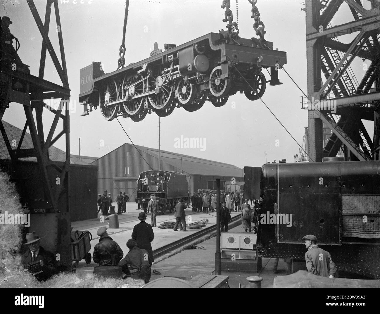 Royal Scot Off pour la visite américaine . Train britannique à montrer à la foire mondiale de Chicago . Un train complet , le LMS Railway Flier Royal Scot , a été chargé à bord du cargo Beaverdale à Tilbury sur son chemin vers l'Amérique . Il sera exposé à la Chicago World's Fair , et voyagera ensuite des milliers de kilomètres aux États-Unis et au Canada . 5 avril 1933 30, 30, 30, 30, 30, 30, 30, 30, 30, 30 Banque D'Images