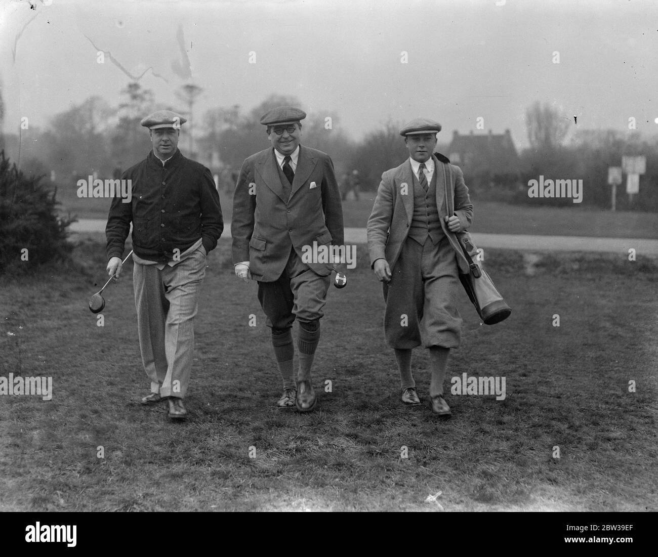 Lord Straboggi dans le handicap de golf parlementaire à Walton Heath - son agit comme caddy . Lord Straboggi ( ancien commandant Kenworthy ) était parmi les concurrents du handicap de golf parlementaire , auquel 120 députés ont participé au premier tour joué au parcours de Walton Heath , Surrey . Photos , Lord Straboggi avec son fils , qui a agi comme le caddy de son père au tournoi . 28 mars 1933 Banque D'Images