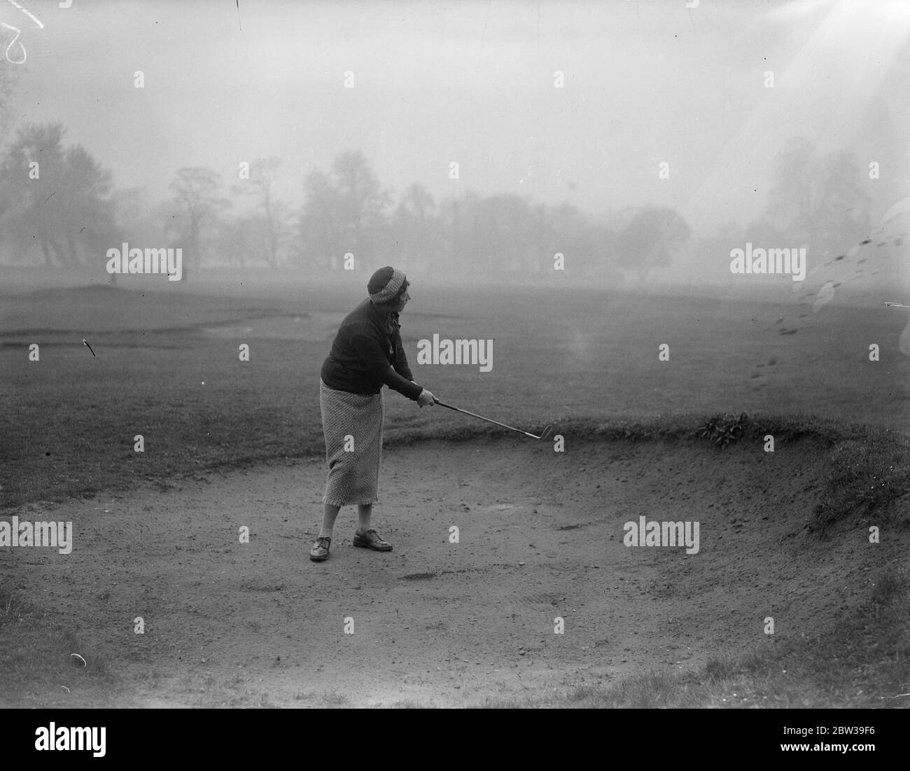 Le golf parlementaire féminin à Ranelagh . Le Ladies Parliamentary Golf Cub a ouvert sa réunion de printemps au Ranelagh Club , Londres . Photos , la Marchionne Headfort qui s'enfourchonne du bunker au sixième trou . 27 avril 1934 Banque D'Images