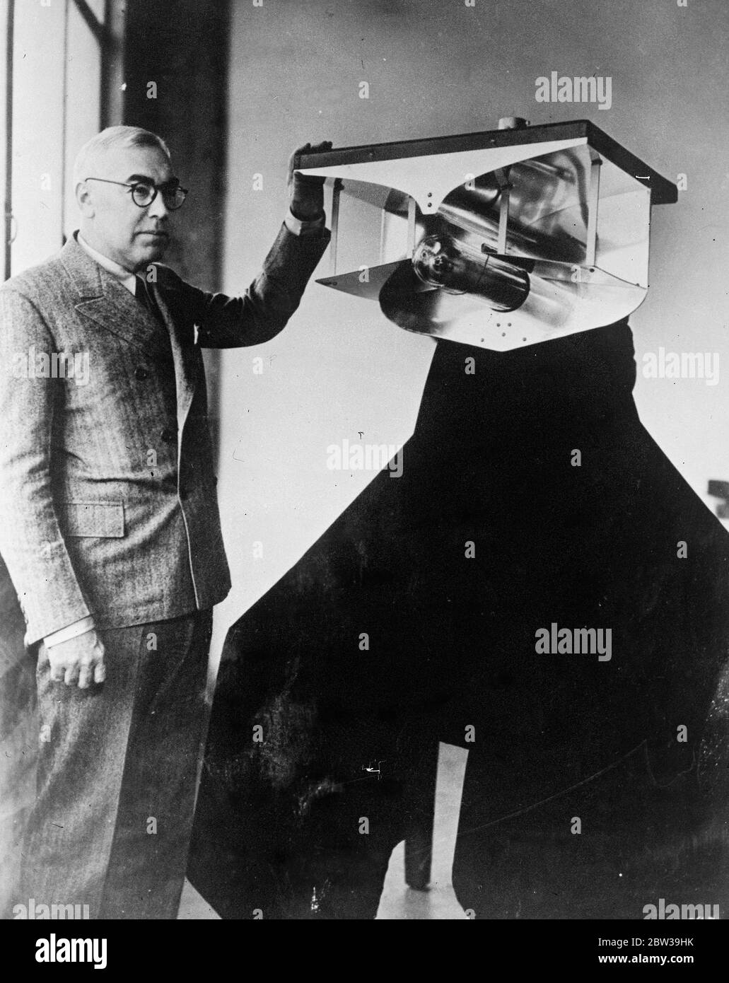 Des lumières à vapeur de sodium brillantes pour illuminer le nouveau pont de San Francisco . Un nouveau feu de vapeur de sodium démontré par l'ingénieur en chef C H Purcell , qui a choisi le système pour le grand pont . 1935 Banque D'Images