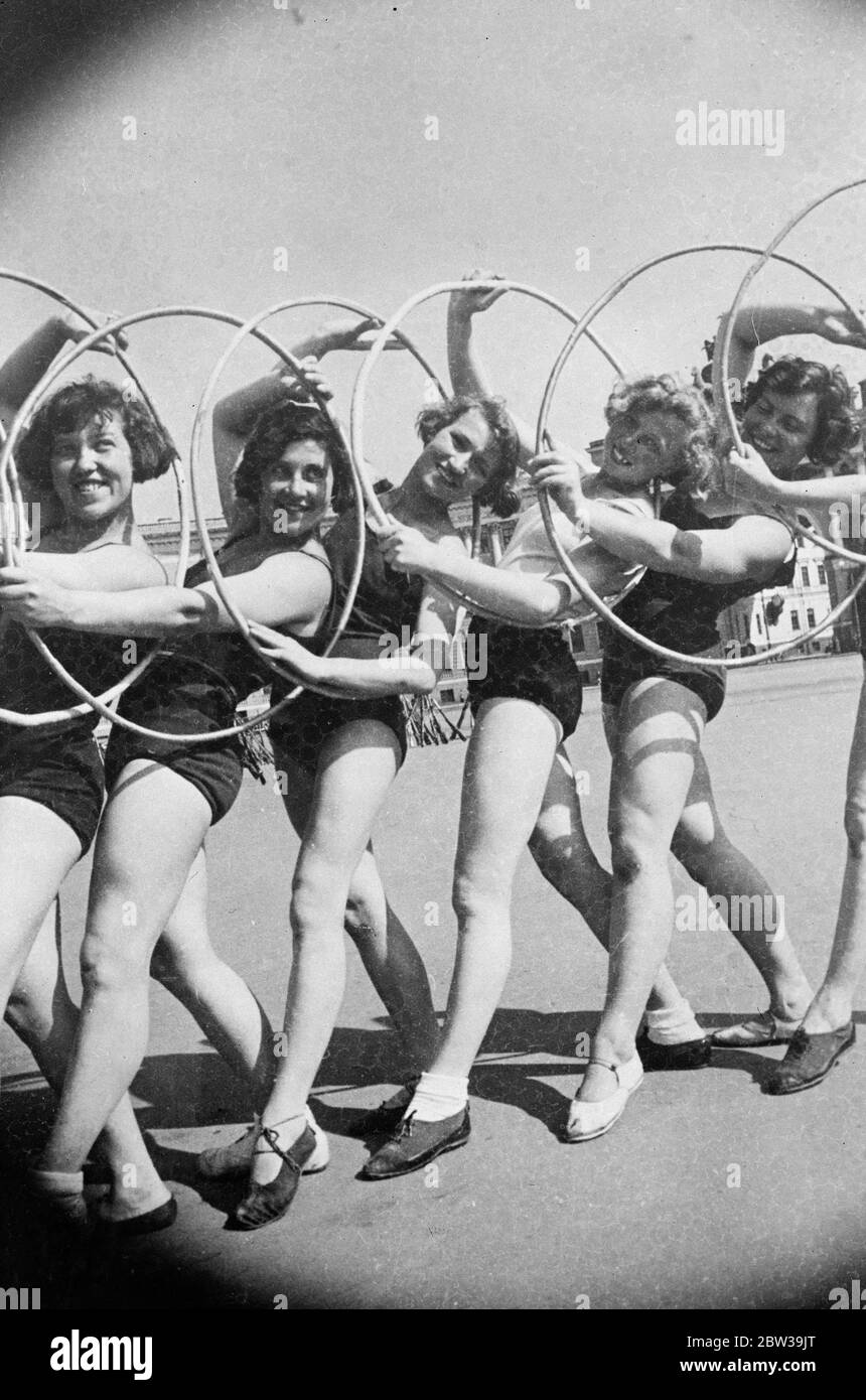 Cent mille athlètes défilent à Leningrad . Photos , filles étudiantes de l'Institut de culture physique effectuant une danse gracieuse d'athlète dans le défilé . 24 juillet 1935 Banque D'Images