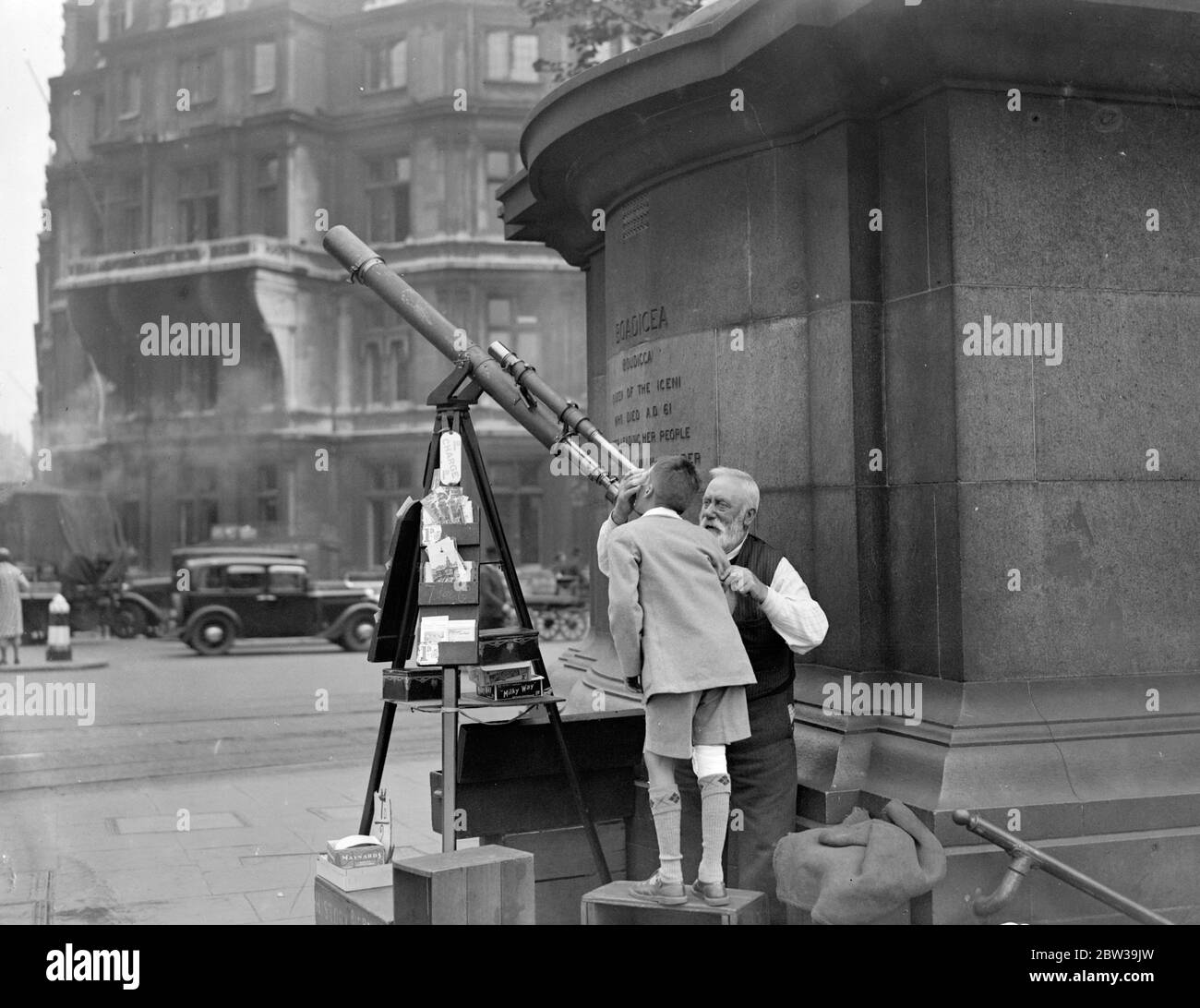 Le télescope de Londres célèbre la quarantième année sur son terrain . M. Edwin Crocker, quatre-vingt ans, a terminé sa quarantième année sur son terrain de Westminster Pier , où il permet aux gens de regarder à travers son télescope à la face de Big Ben à un penny à la fois . 22 juillet 1935 Banque D'Images