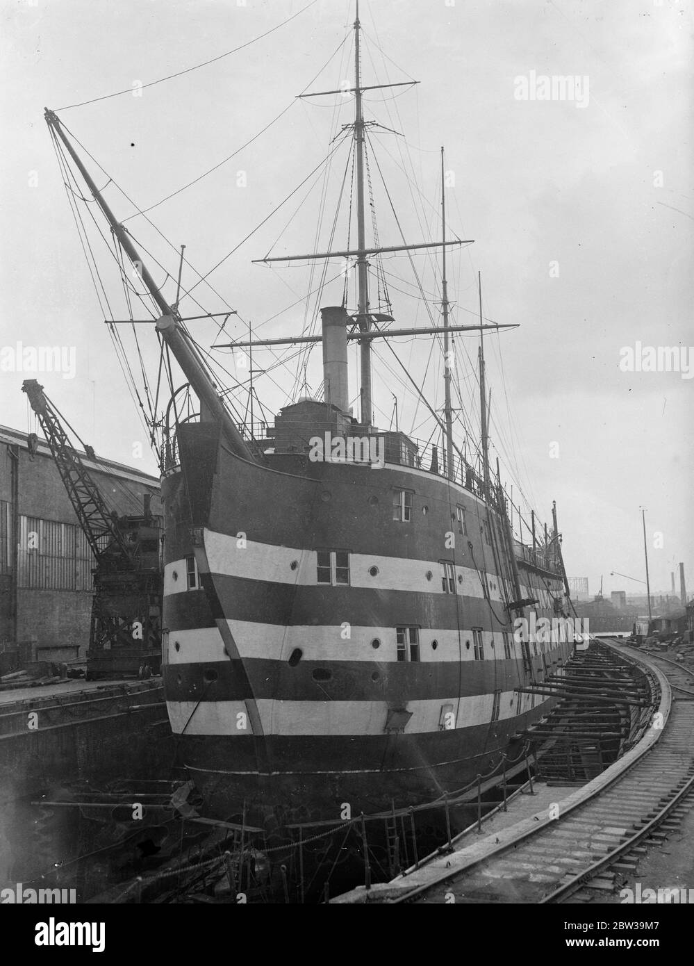 Exmouth formation navire pour les réparations à Blackwall . L'Exmouth en cale sèche à Blackwell Yard , où elle est en train d'être remise en état . 19 juillet 1935 Banque D'Images