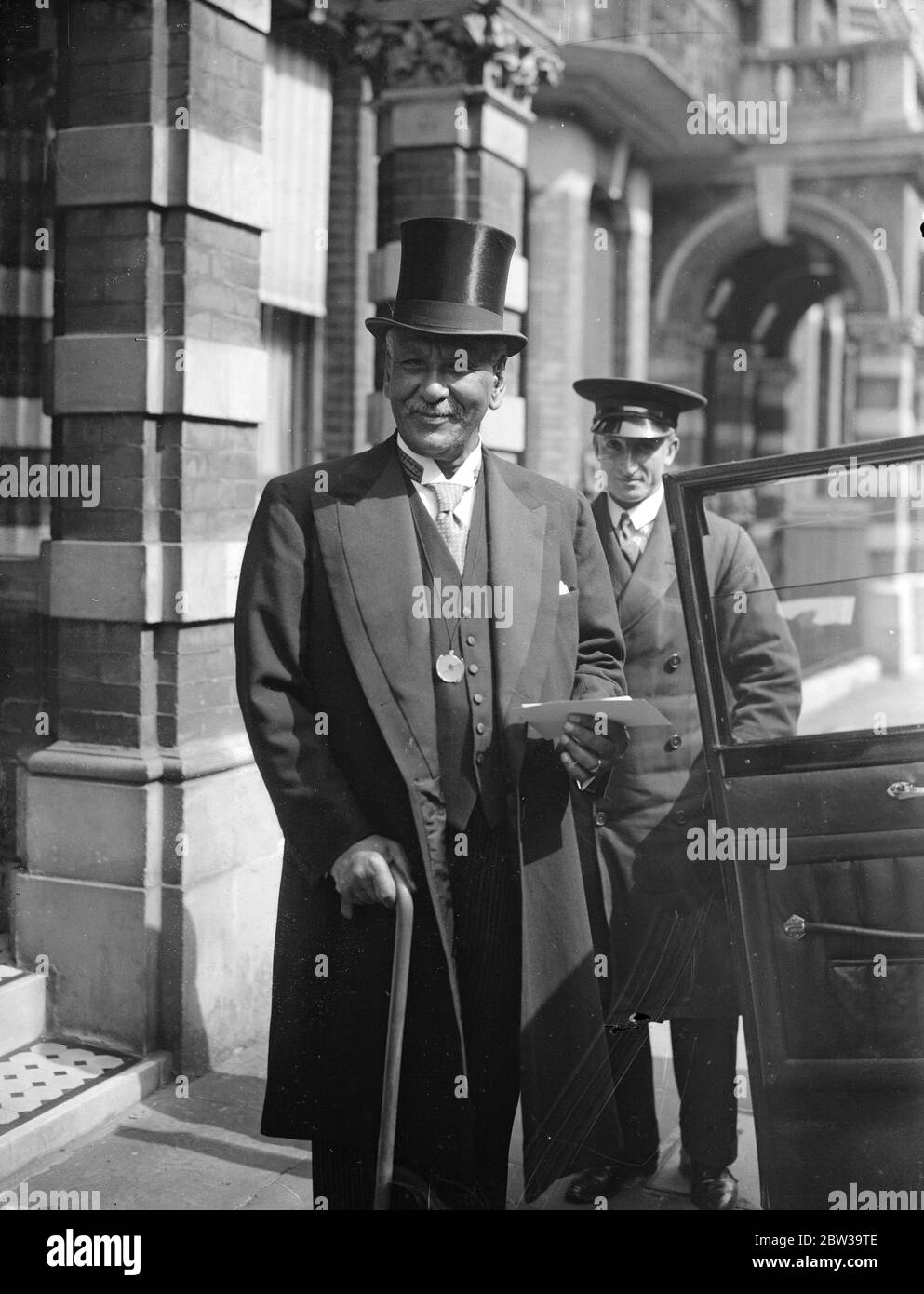 Le nouveau ministre Abyssinien présente les titres de compétence au Roi . Dr Martin départ pour Buckingham Palace . 25 juillet 1935 Hakim Warqenah Eshate (également connu sous le nom de Charles Martin ) Banque D'Images