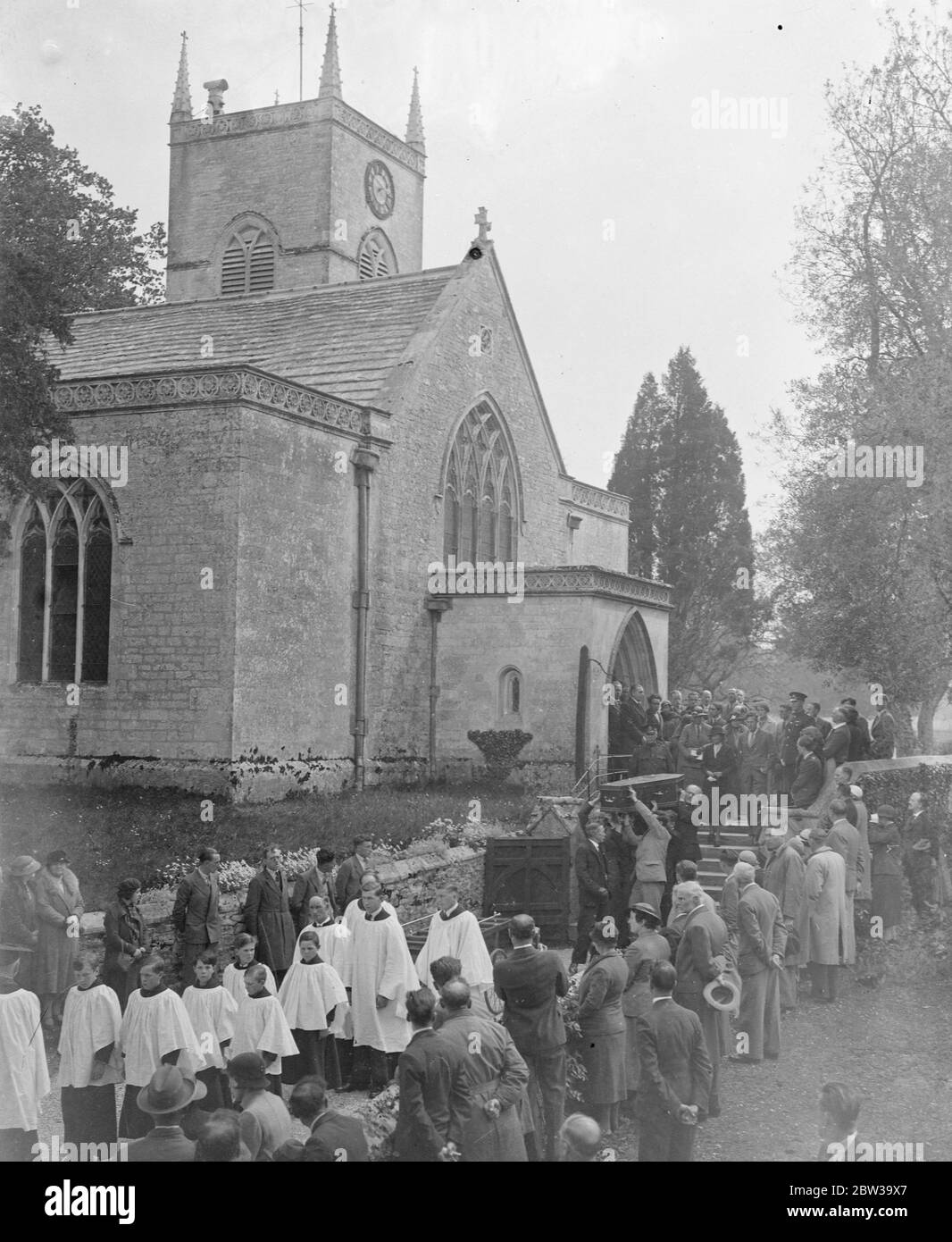 Funérailles de Lawrence d'Arabie à l'église du village de Moreton . De vieux camarades à la simple cérémonie . La procession funéraire quittant l'église . 21 mars 1935 Banque D'Images