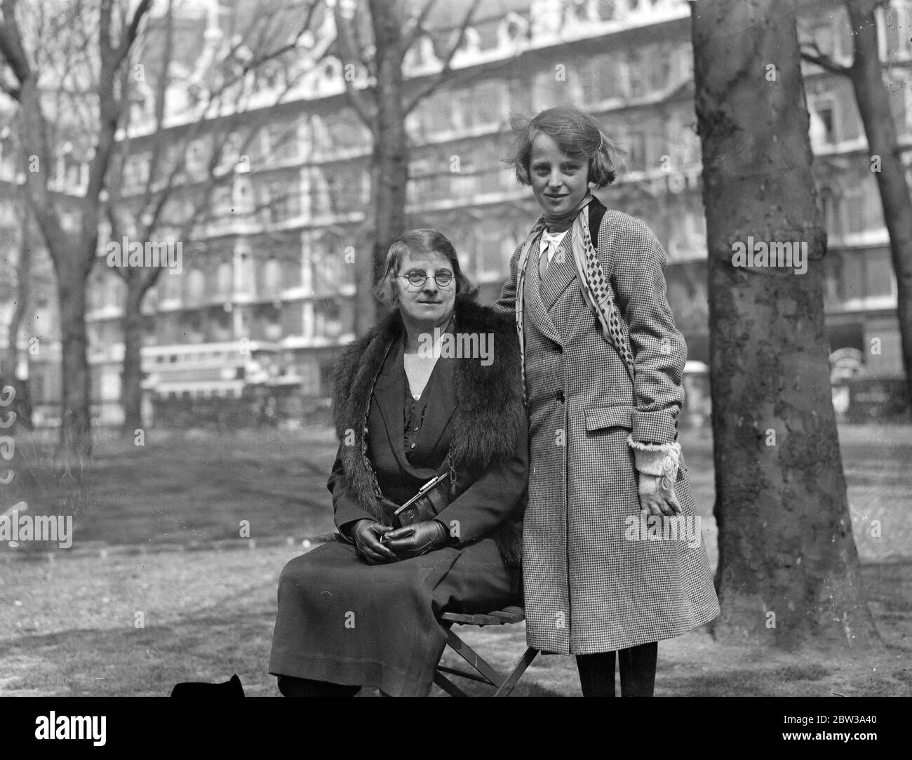 Mme Robert Patton et sa fille . L'épouse de l'hespérie de Runswick , Robert Patton , qui a été tué lors du sauvetage d'un homme d'équipage mélomé du navire de sauvetage , disperseur . Il a atteint le cuisinier , le dernier homme à crewman laissé sur le bateau , mais les deux ont ensuite été emportés . M. Eglon s'est échappé sans douleur, mais M. Patton a été écrasé contre le côté du navire sur lequel ils pendaient le train de pont. Le canot de sauvetage a été balayé contre le distributeur , écrasant gravement Patton , mais il a soutenu le grincement jusqu'à ce qu'un sauvetage soit effectué . Il a été retourné à la terre mais, malheureusement plus tard, il est mort de ses blessures . 20 Banque D'Images
